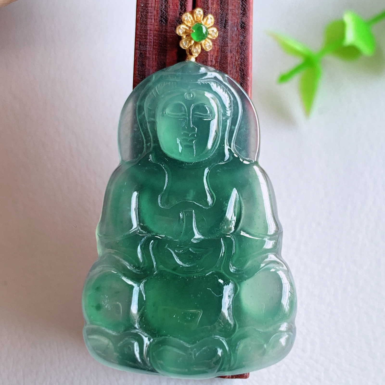 18k金扣冰润精雕观音吊坠，法相端庄大气，工艺精湛，种色浓郁，细腻饱满冰润，种老水足，收藏佳品，佩戴大气  W03.10  整体尺寸：42.8-24-3.5mm  裸石尺寸：36.5-24-3.5mm
