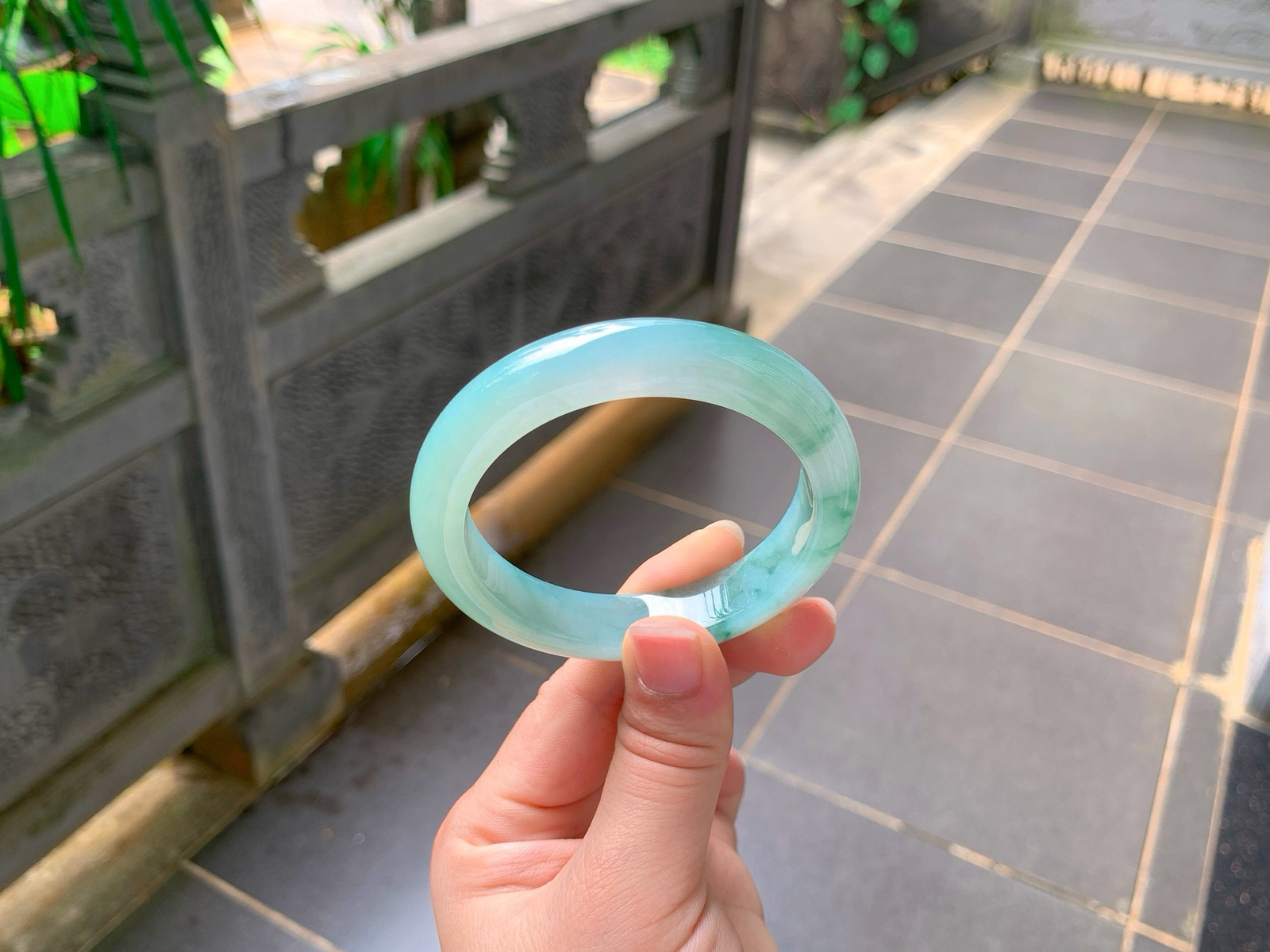 🥮｜55圈口
冰晴底飘花平安镯
冰透蓝调底色，绿花灵动飘逸，水光感足