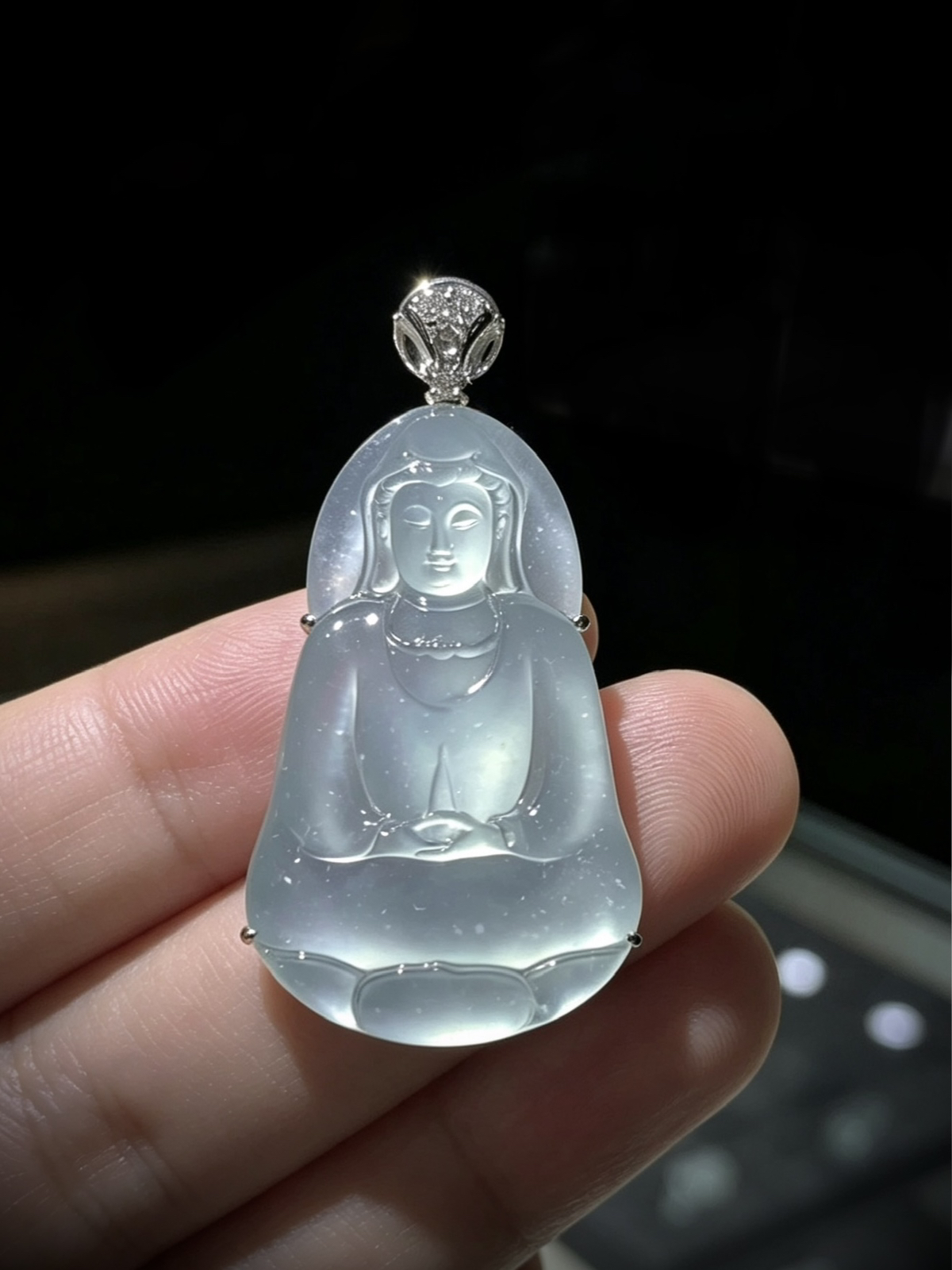 【观自在·观音菩萨】，
裸石34-22-3mm，
整体41-22.5-6mm，7.51g，
18K金