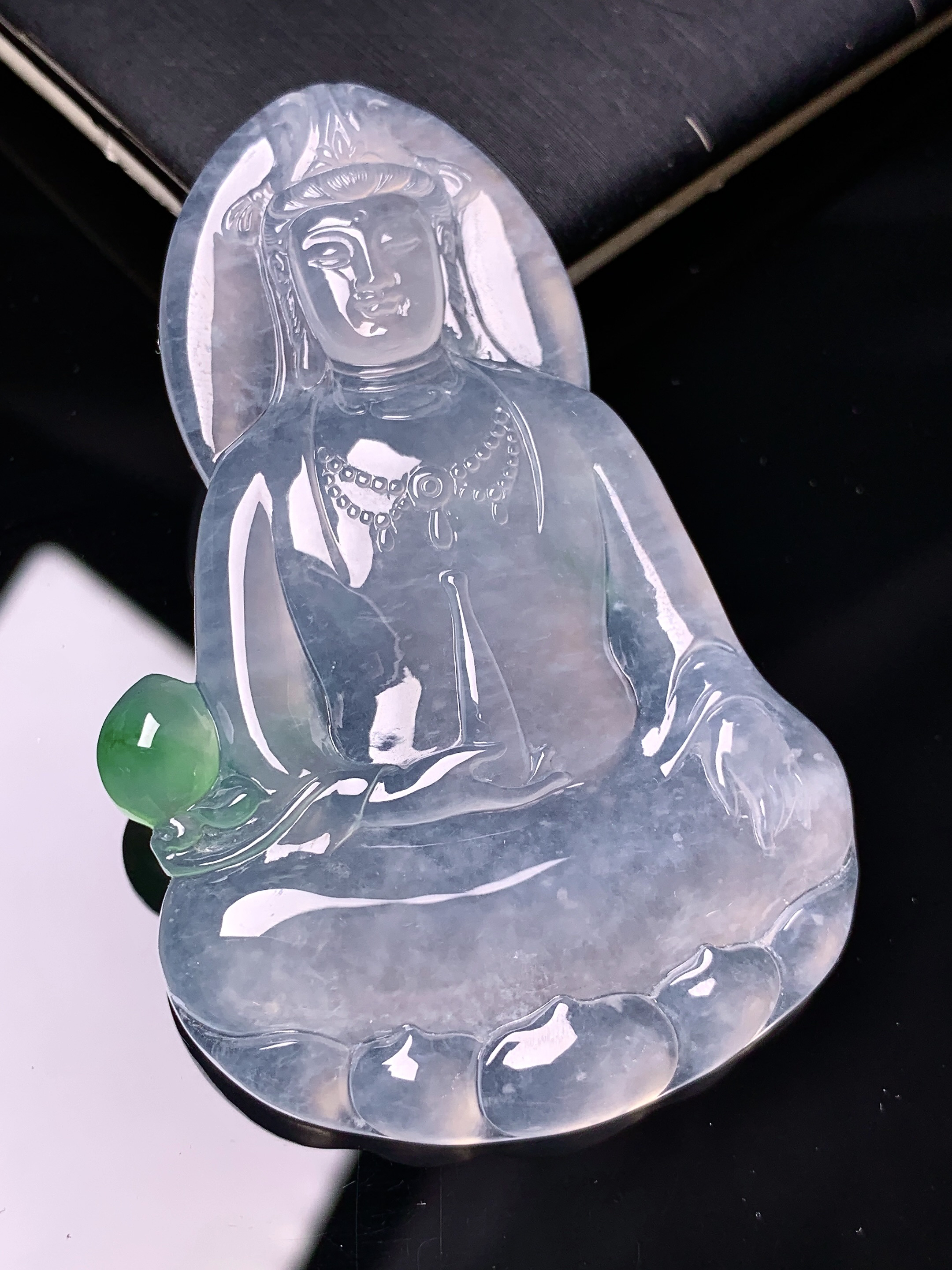 冰种观音菩萨吊坠 玉质细腻 色泽艳丽清新 水润亮眼 整体尺寸58.5*37.8*6 a7
