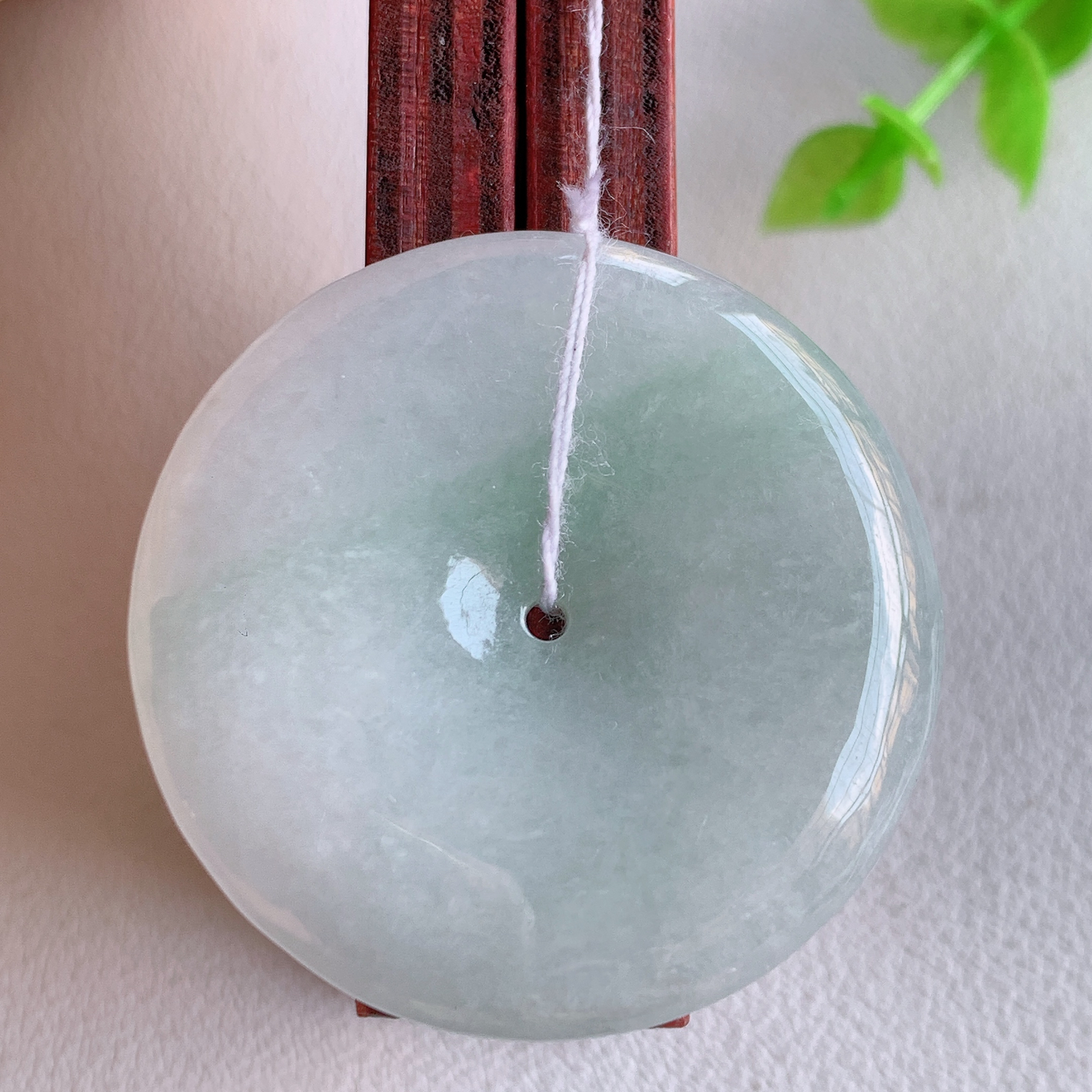 冰润飘花平安扣吊坠，厚装饱满，冰润剔透，细腻水足，种质润泽，飘花灵动，佩戴优雅大气，W415.10   尺寸：34.8-5.6mm