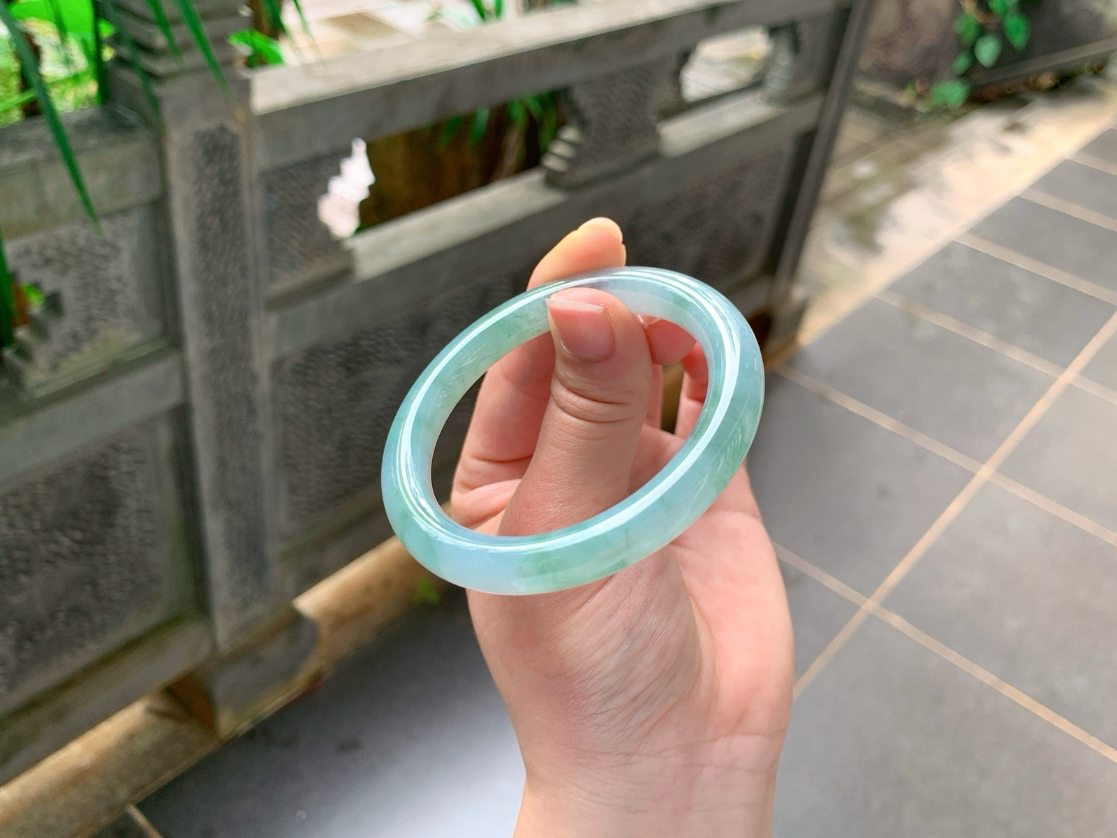 ｜53圈口
冰湖水绿飘花圆条
冰润通透，绿丝飘逸，清透治愈
秀气显瘦，氛围感拉满