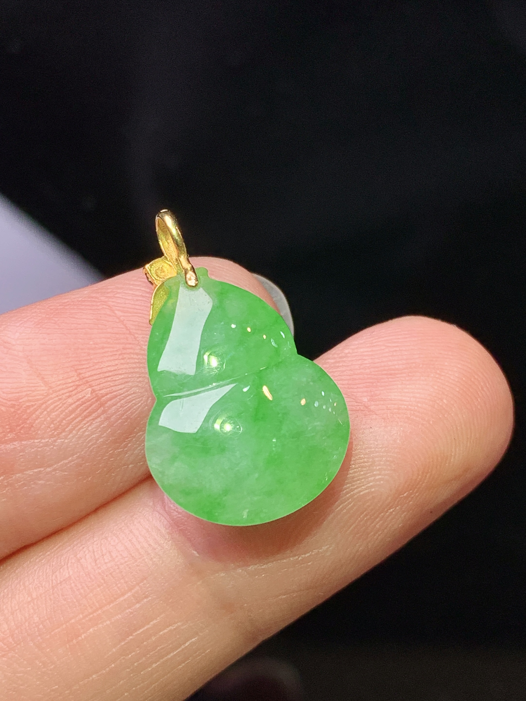 18k金镶嵌阳绿葫芦吊坠 玉质细腻 色泽艳丽清新 水润亮眼 整体尺寸21.2*13*6.8 z1