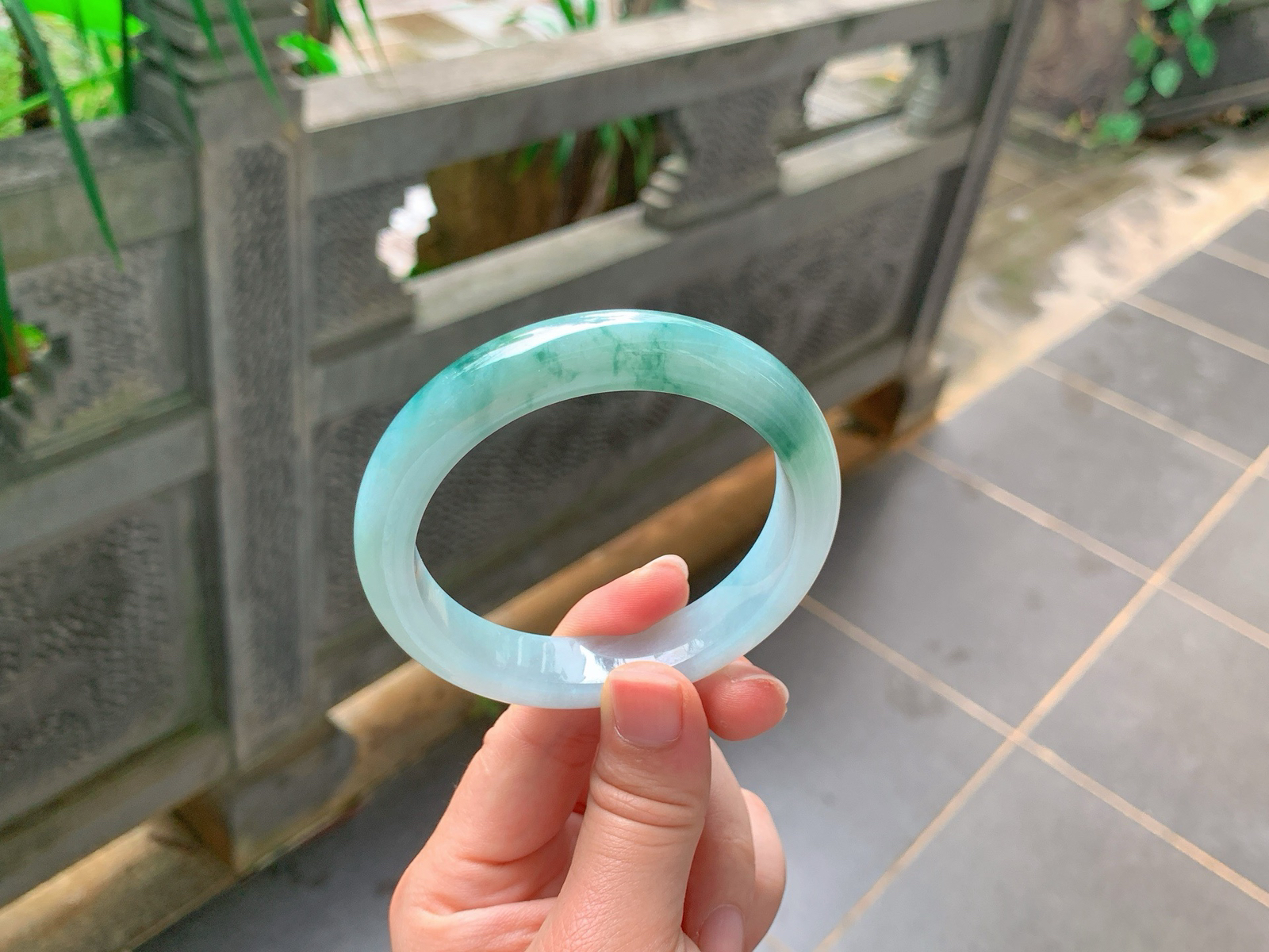 ｜59圈口
冰蓝底飘蓝花正圈
冰润蓝底，丝絮蓝花，清冷水墨感
简约显贵，氛围感绝，性价比放漏，圈口稀缺