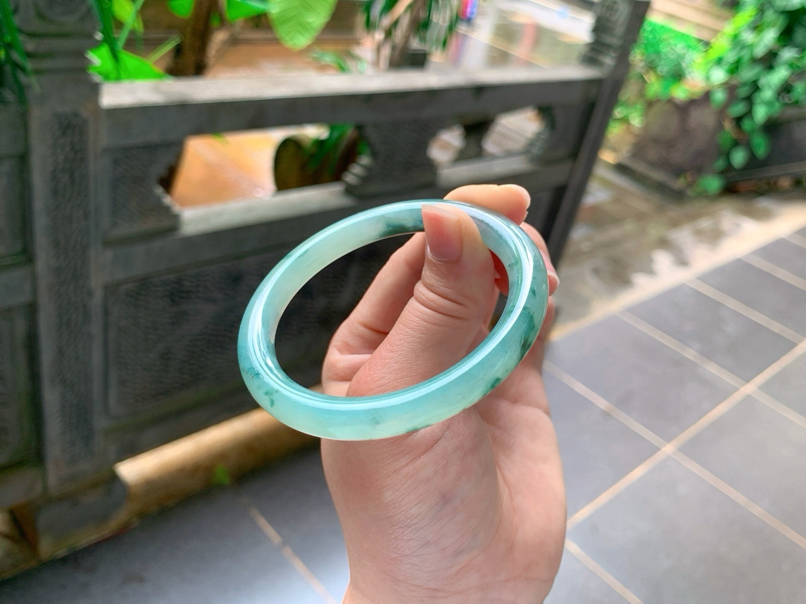 ｜56圈口
晴底飘花福镯
底子清透，墨绿花灵动浓郁，古典秀气，自带山水画意境