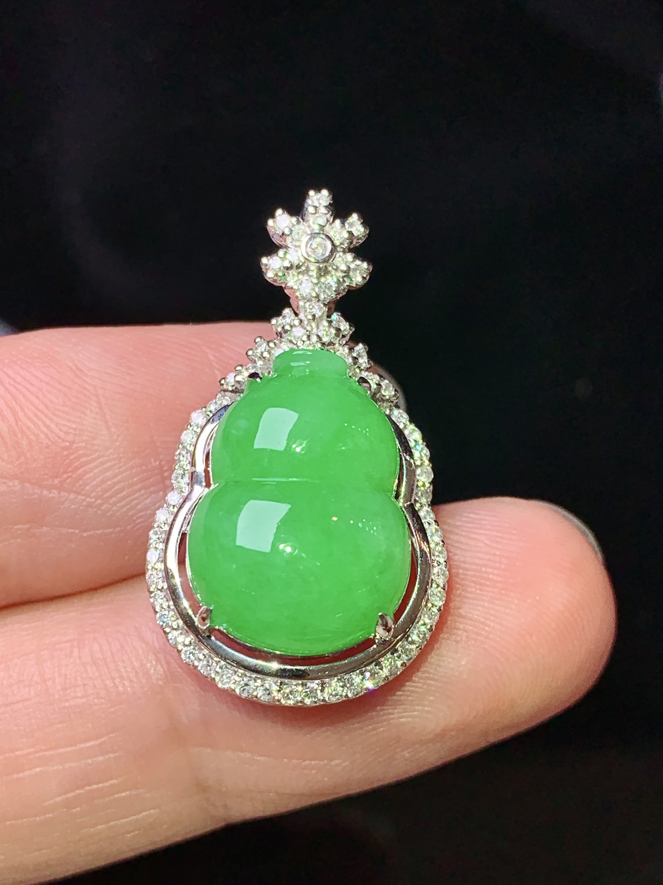 18k金钻镶嵌阳绿葫芦吊坠 玉质细腻 色泽艳丽清新 水润亮眼 整体尺寸27.2*15.5*9.5 z1
