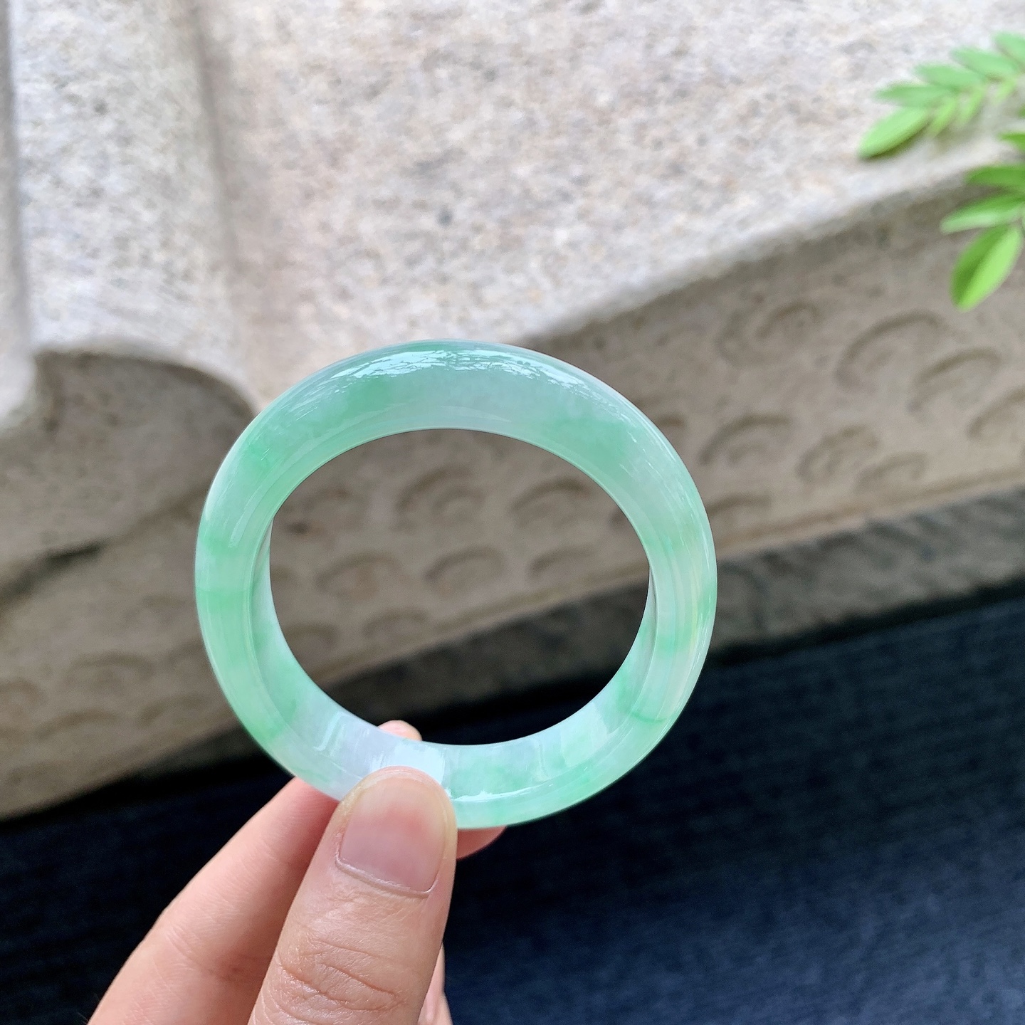 贵妃52 53，圈口53.8/46.4/11.8/7.3，编码AD081414，细糯飘绿，水润，种老，细腻，无裂。