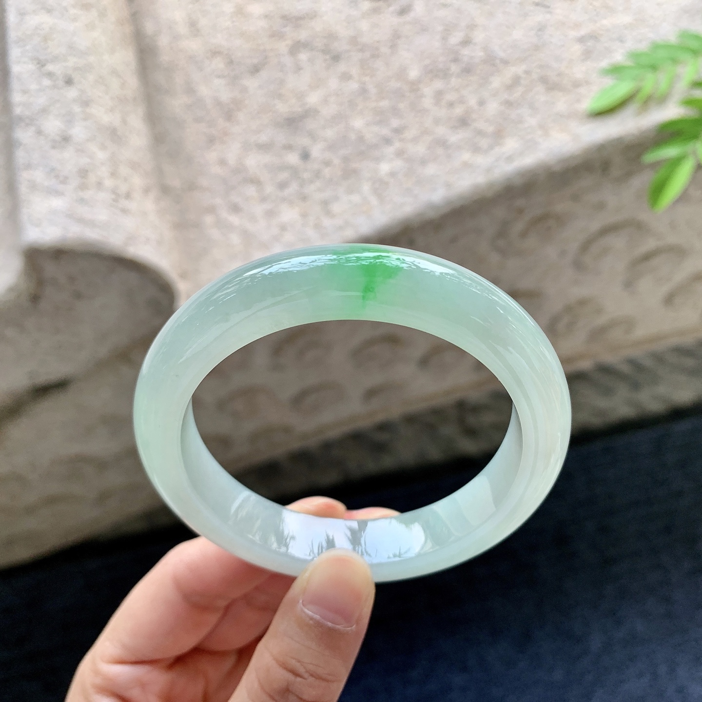 正圈55 56，圈口56.4/12/8.8，编码YF081424，描述：糯冰飘绿，水润，种老，细腻，打灯有棉线