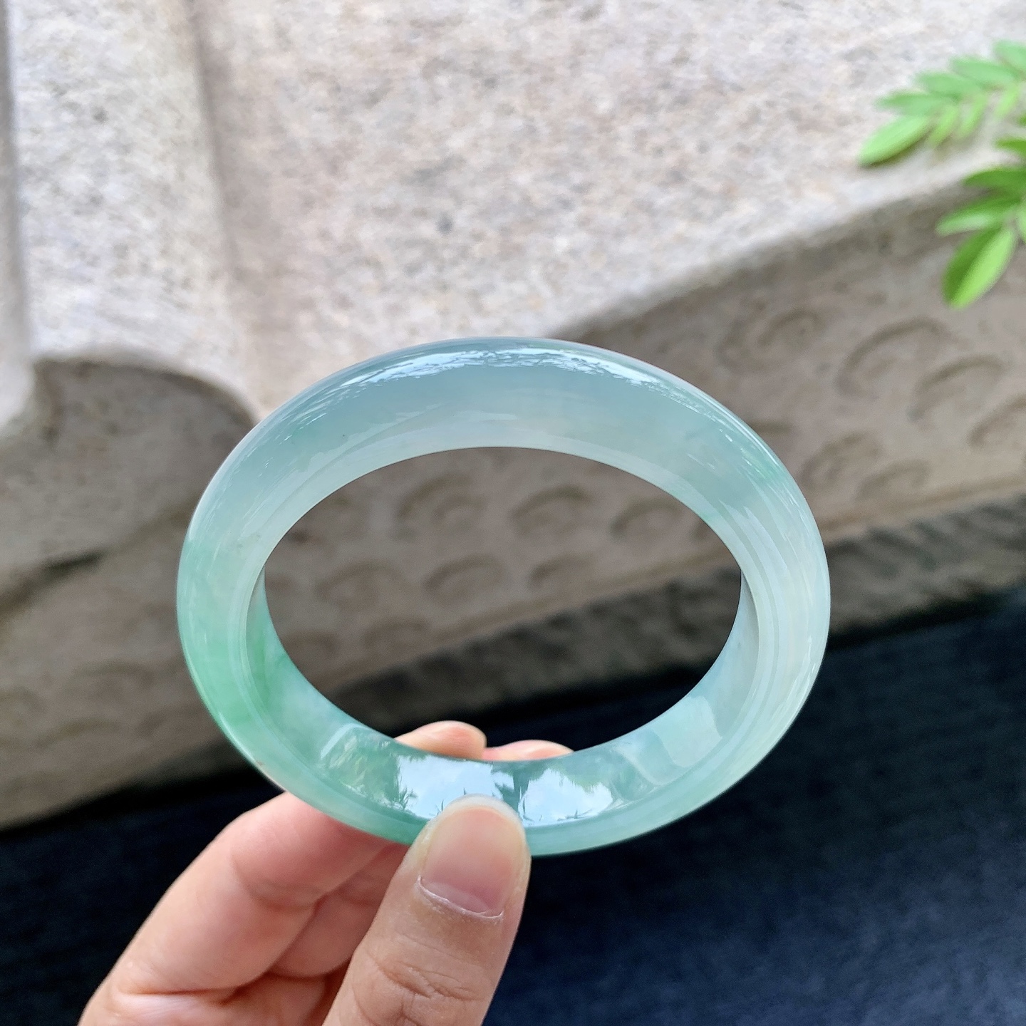 正圈55 56，圈口56.4/12.4/8.6，编码A1081460，描述冰糯飘绿，水润，种老，细腻，打灯有棉线
