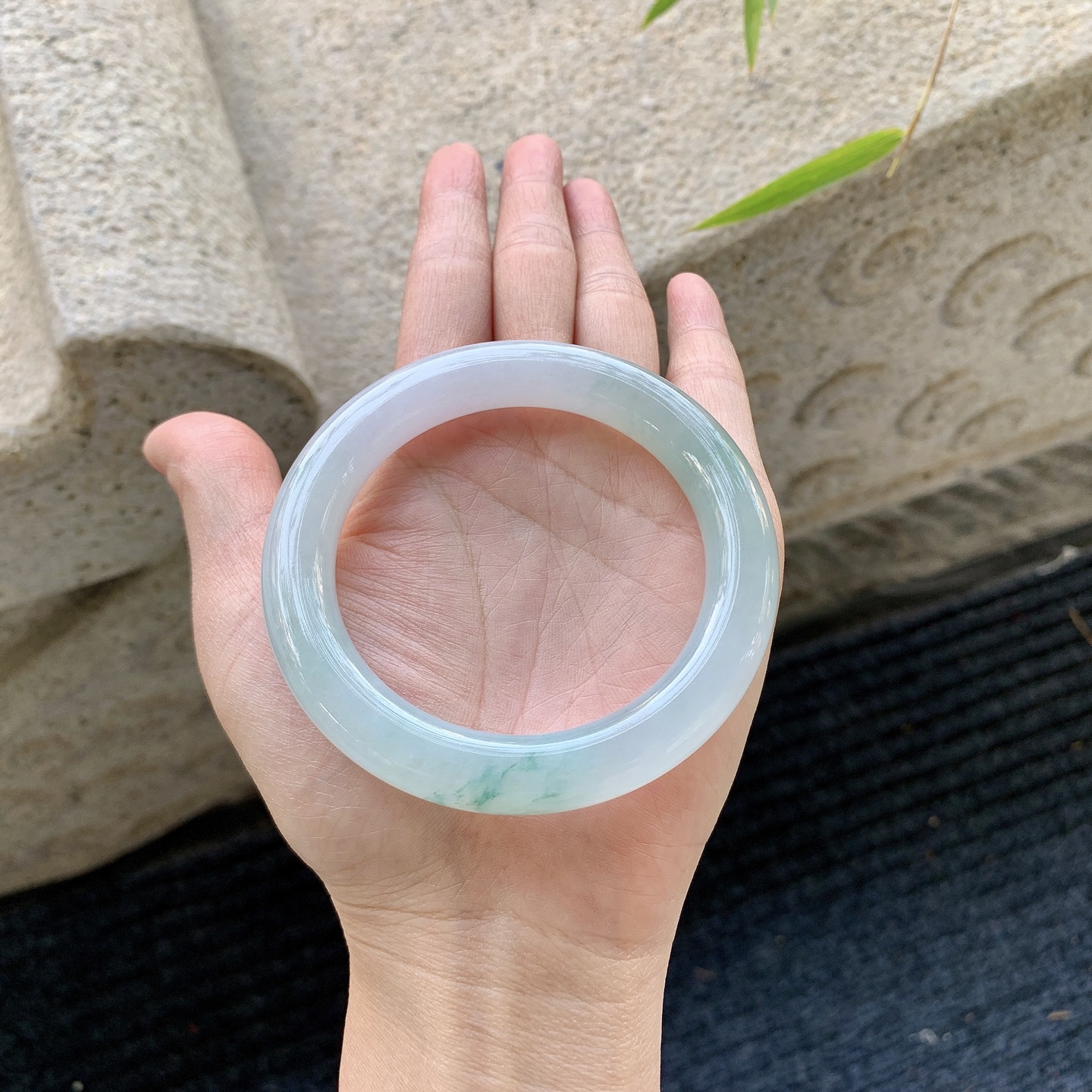 圆条54 55，圈口55.7/10.6/10.8，编码FL032490，糯冰飘花，水润，种老，细腻，打灯有纹线。