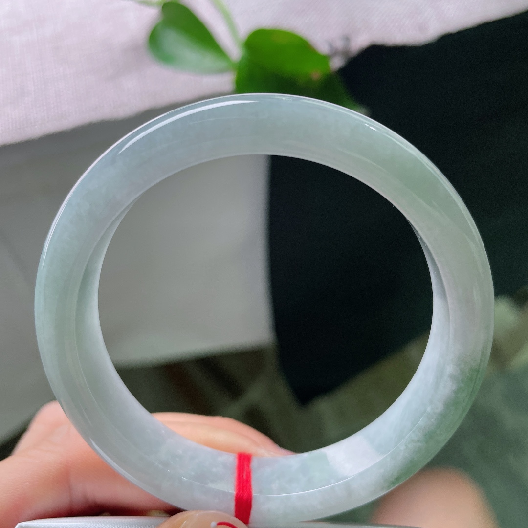 58.6/12.7/8，浅绿底正圈，一抹深色点缀，水润，肉质细腻，简约不简单，一点皮纹，57332a