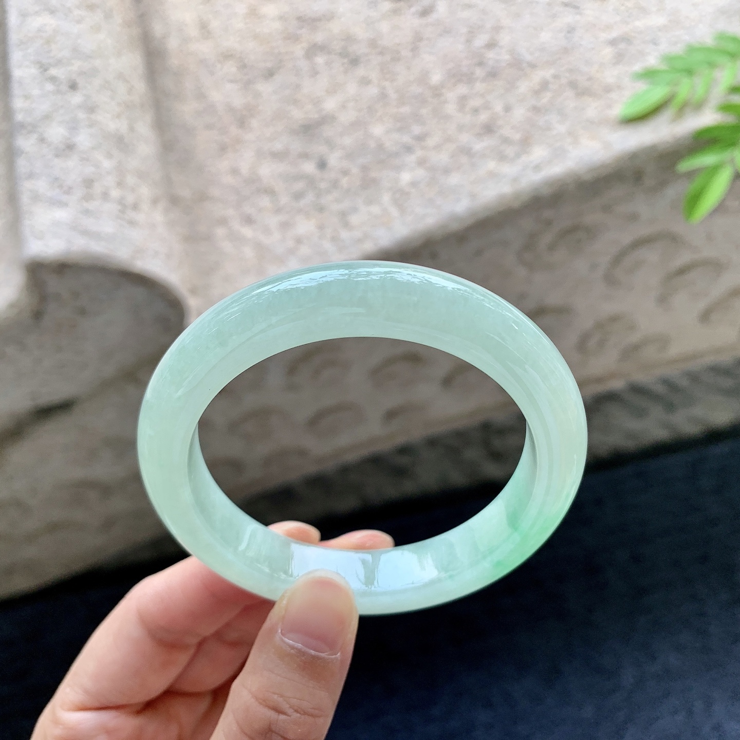 正圈53 54，圈口54.2/11/8.8，编码AD081416，描述：糯冰飘绿，水润，种老，细腻，无裂。