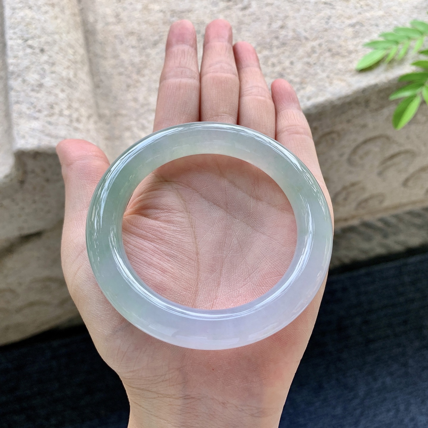 正圈53 54，圈口54.8/11/10.7，编码YF081423，冰糯春彩，水润，种老，细腻，无裂。