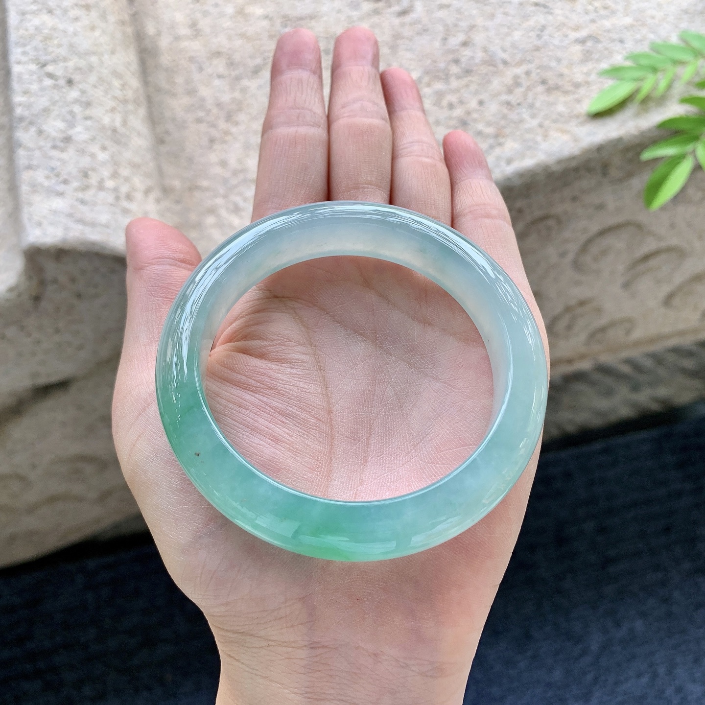 正圈55 56，圈口56.4/12.4/8.6，编码A1081460，描述冰糯飘绿，水润，种老，细腻，打灯有棉线