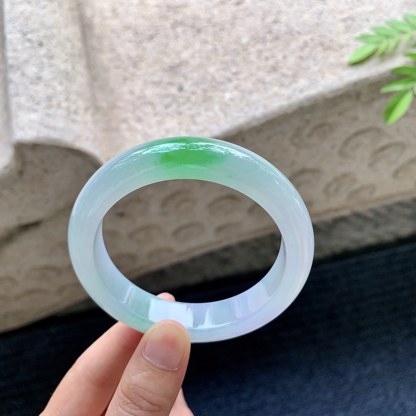 正圈56 57，圈口57.2/13.4/8.8，编码H2081438，描述冰糯春彩，飘阳绿，水润，种老，细腻，无裂。
