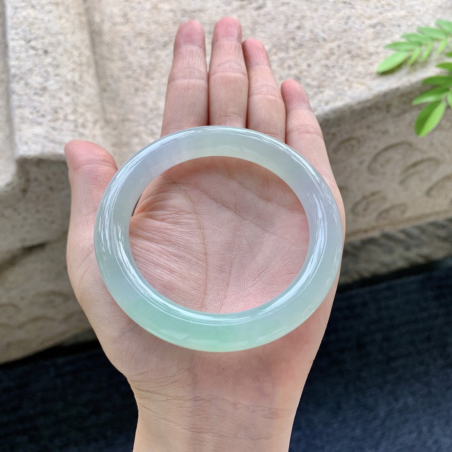 圆条54 55，圈口55.7/9.4/10，编码G3081409，描述冰糯飘阳绿，水润，种老，细腻，