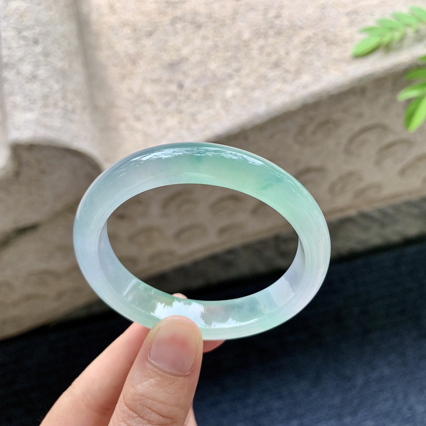 贵妃51 52，圈口52.6/46/12/7.2，编码N2081445，冰飘绿，清透，水润，种老，细腻，有纹线