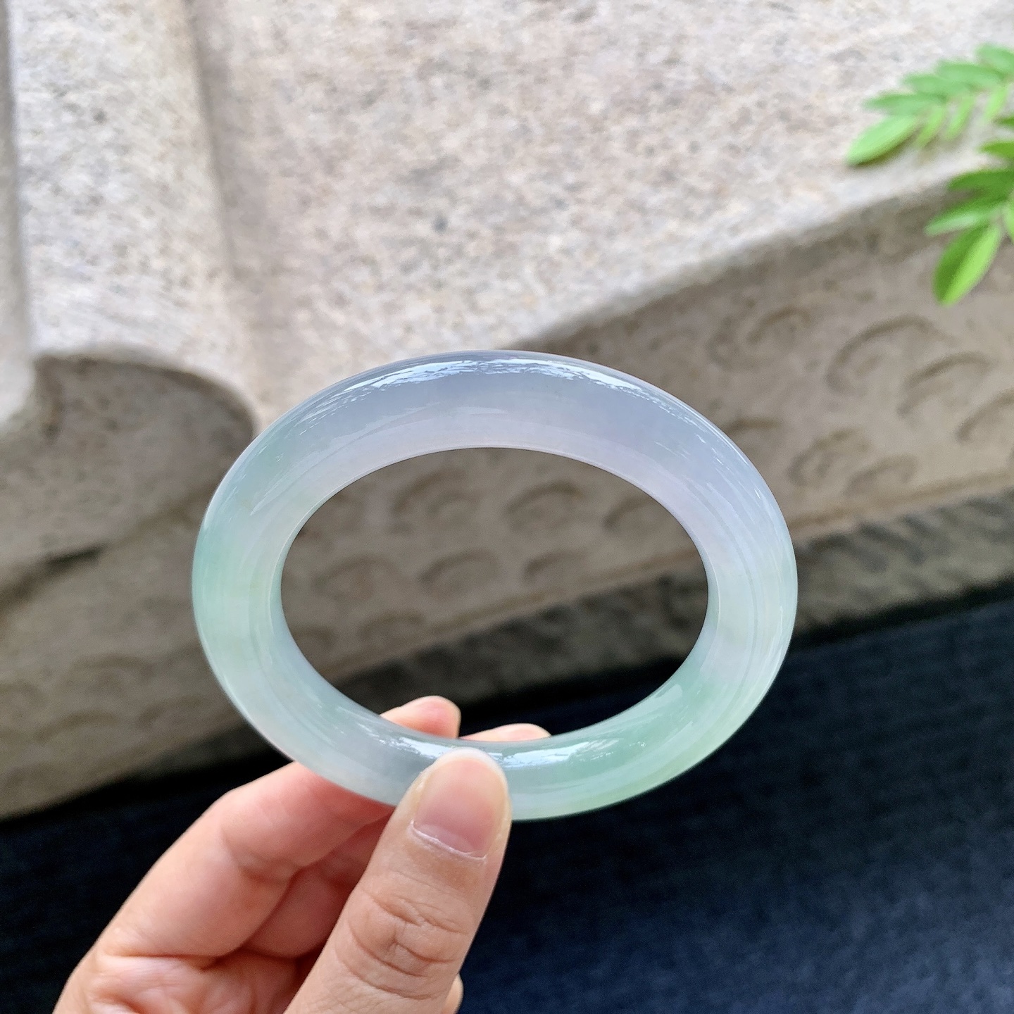 正圈53 54，圈口54.8/11/10.7，编码YF081423，冰糯春彩，水润，种老，细腻，无裂。