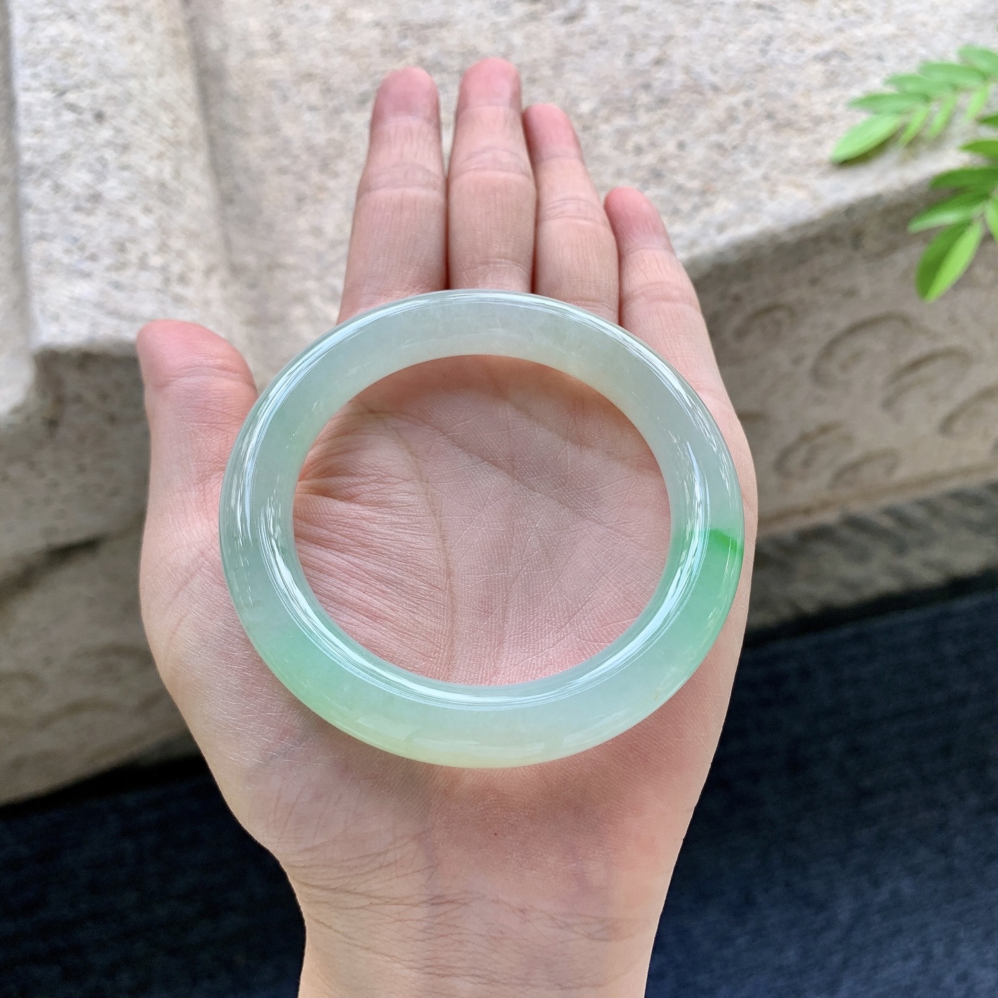 圆条51 52，圈口52.2/9.6/9.5，编码B2081440，冰糯黄加绿，水润，种老，细腻，有棉纹。