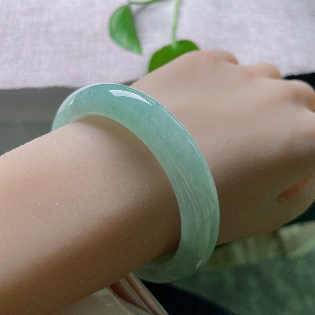 54.4/11.9/8.4，绿底正圈，一点皮纹，光泽温润，器型端庄大方，日常穿搭百搭耐看。ss56706a