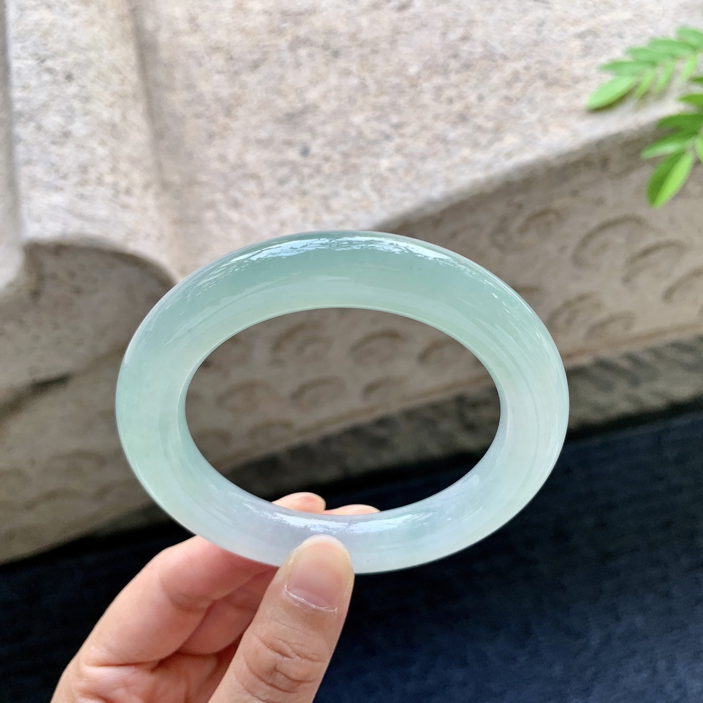 圆条56 57，圈口57.6/11.6/11.6，编码FH081418，冰糯晴底，水润，种老，细腻，无裂。