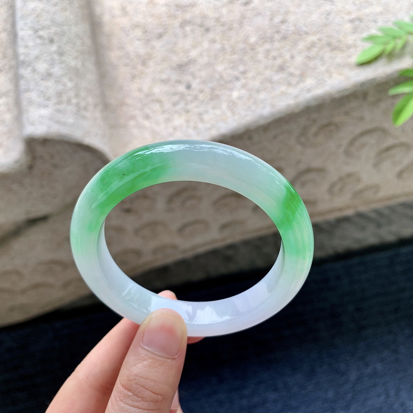 正圈55 56，圈口56/10.8/9，编码YF081432，描述冰糯飘辣绿，水润，种老，细腻，打灯有絮线