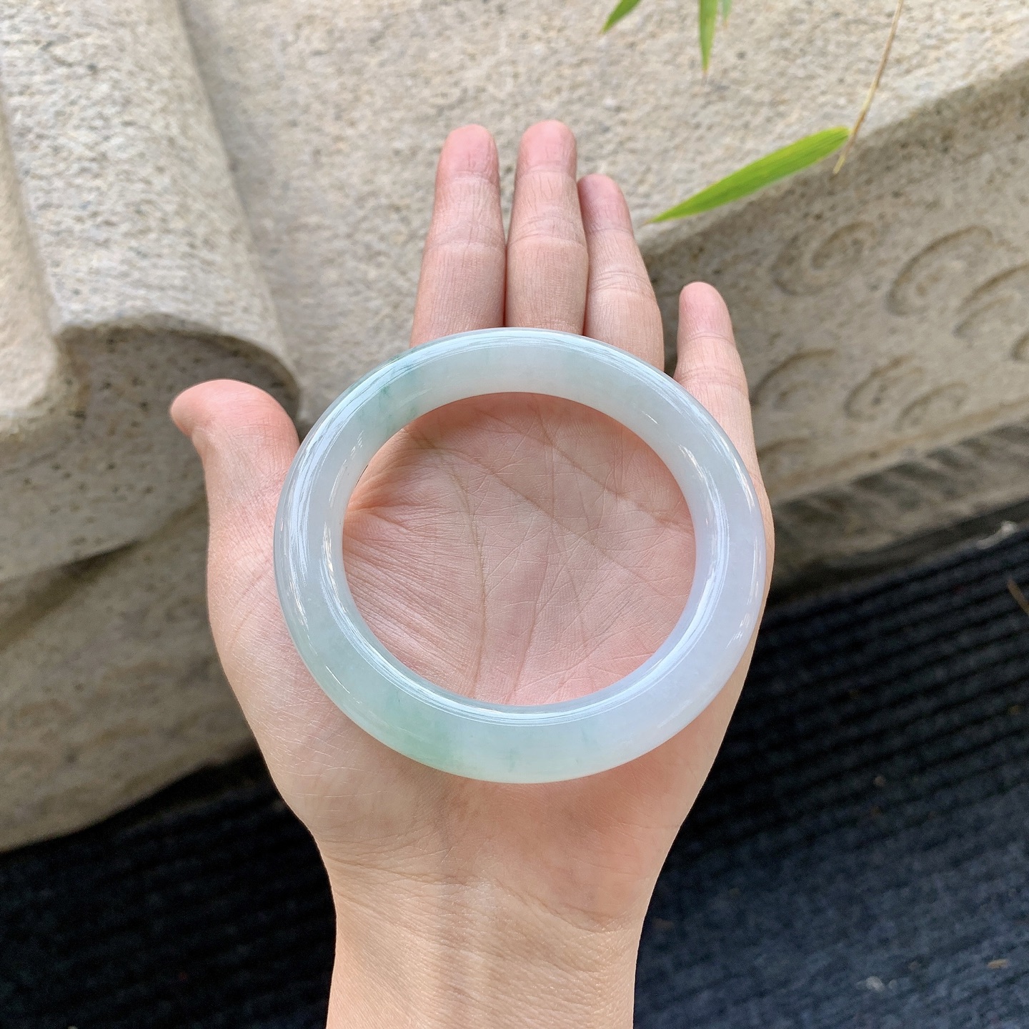 圆条54 55，圈口55.7/10.6/10.8，编码FL032490，糯冰飘花，水润，种老，细腻，打灯有纹线。