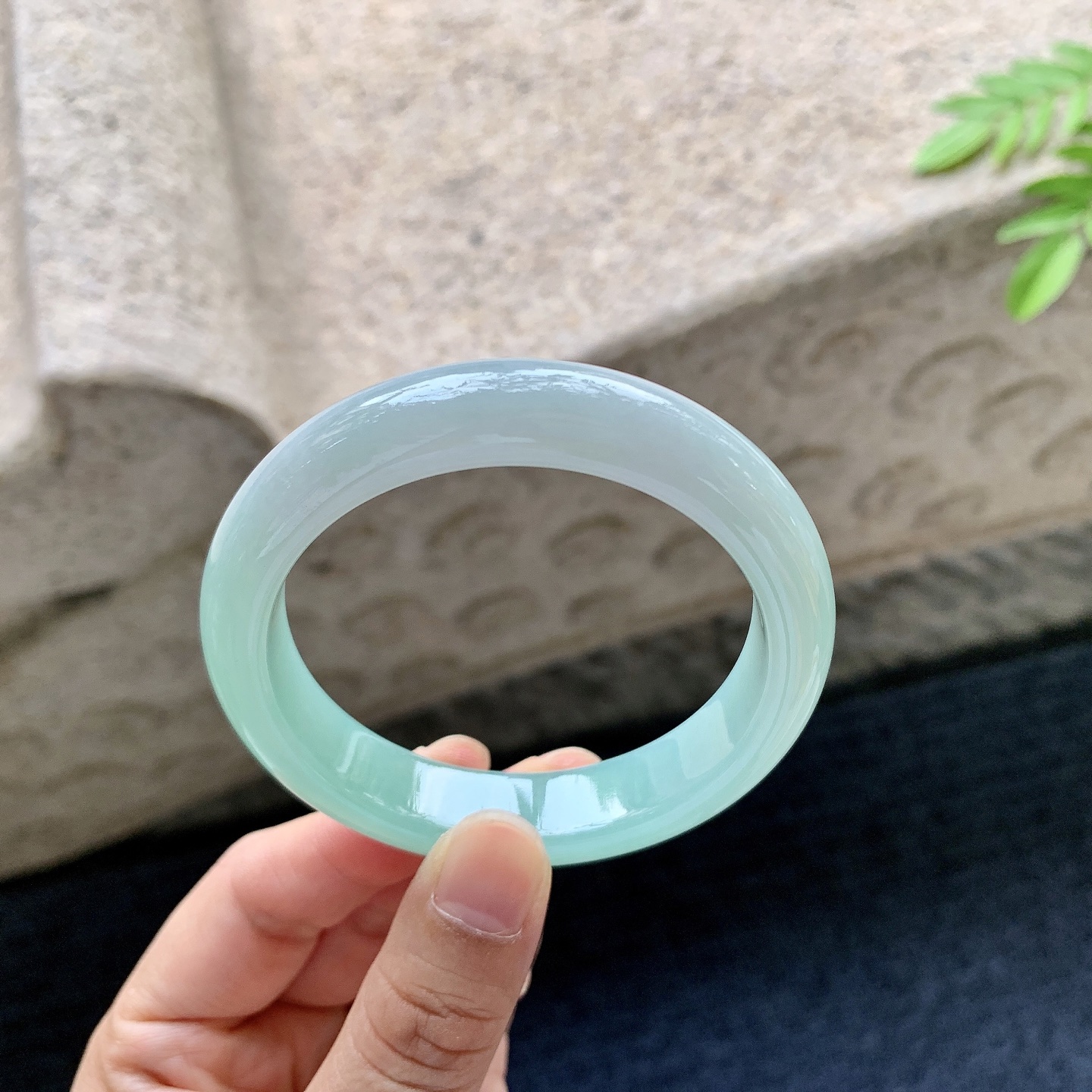正圈51 52，圈口52.5/12/8，编码AD081401，描述细糯飘绿，水润，种老，细腻，打灯有棉线