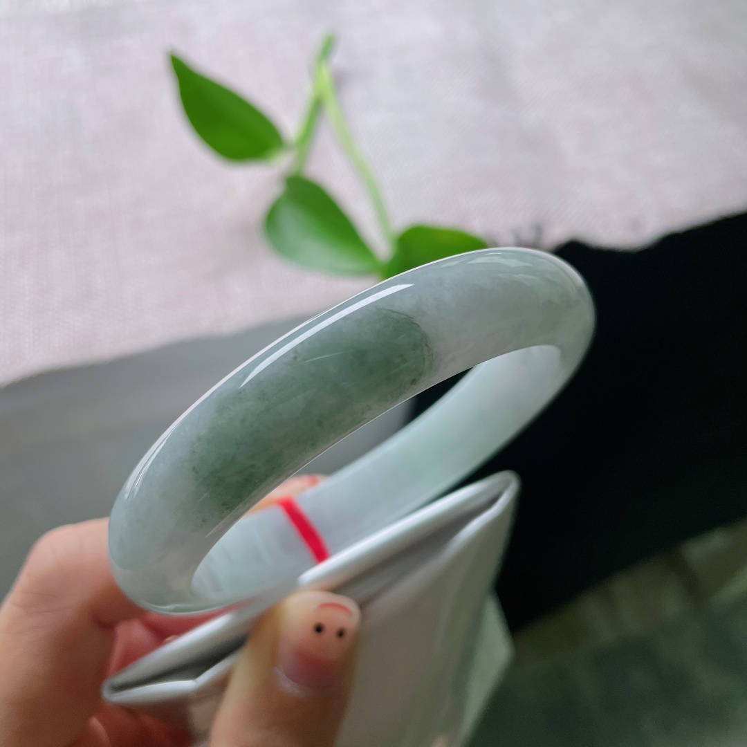 58.6/12.7/8，浅绿底正圈，一抹深色点缀，水润，肉质细腻，简约不简单，一点皮纹，57332a