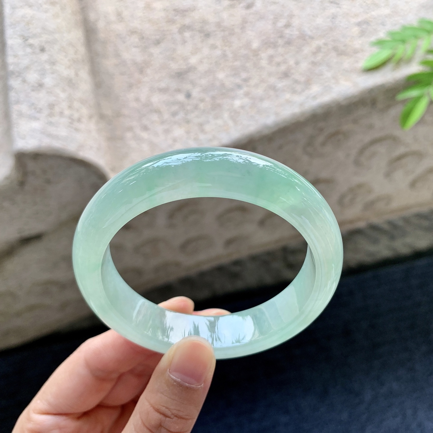 正圈54 55，圈口55/13.6/8.5，编码AD081407，冰糯淡绿，水润，种老，细腻，打灯有棉线