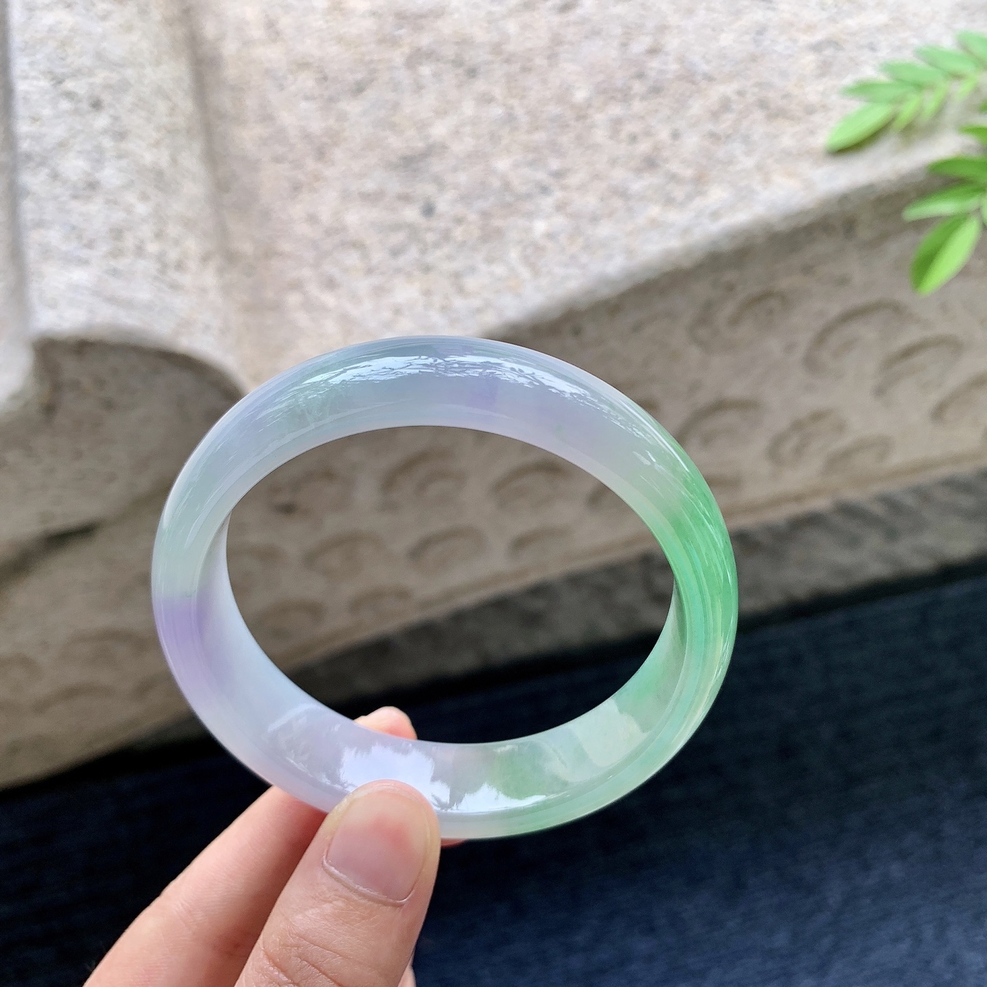 正圈58 59，【圈口】59/14.6/7.5，【编码】YF081425，【描述】糯冰春彩，水润，种老，细腻，无纹裂