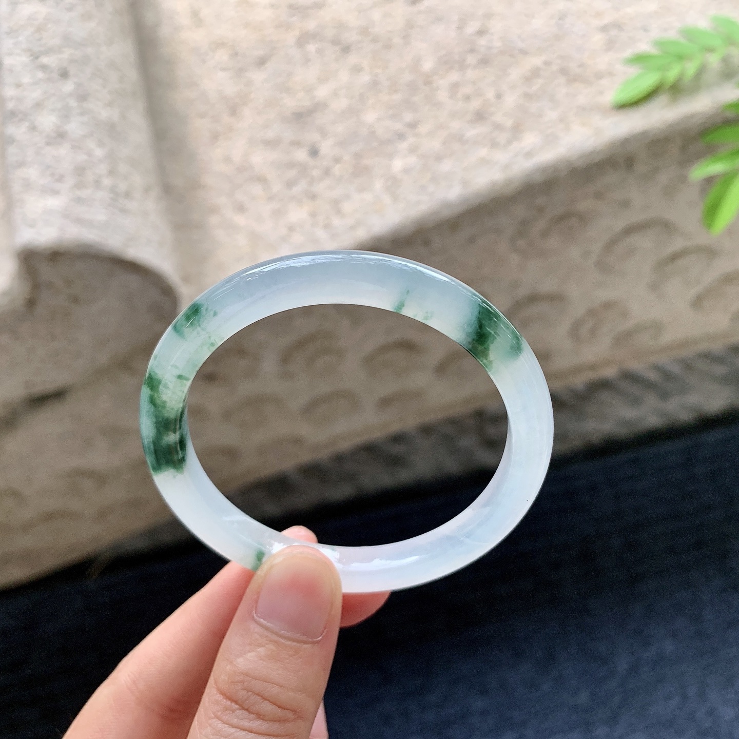 正圈51 52，圈口52.2/6.9/6.6，编码D6081452，冰糯飘花，水润，种老，细腻，有纹线。