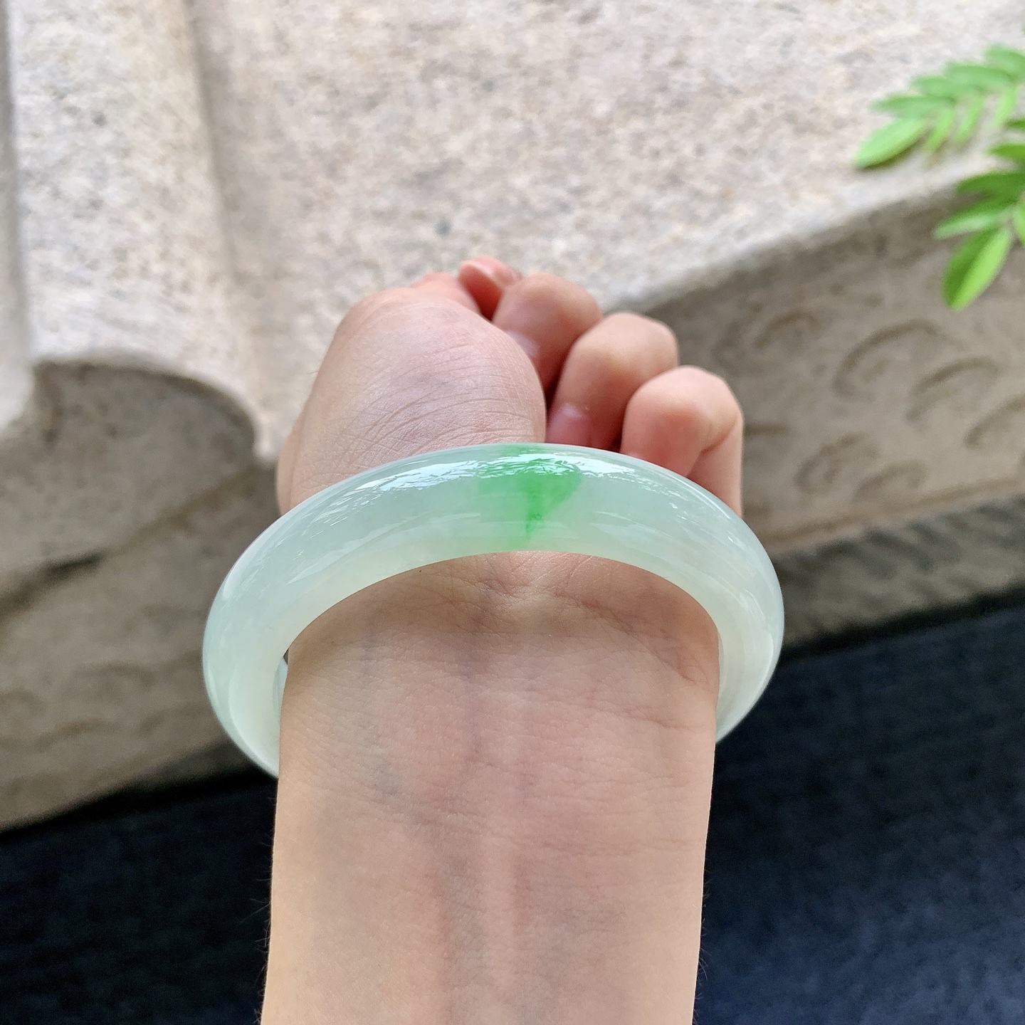 正圈55 56，圈口56.4/12/8.8，编码YF081424，描述：糯冰飘绿，水润，种老，细腻，打灯有棉线