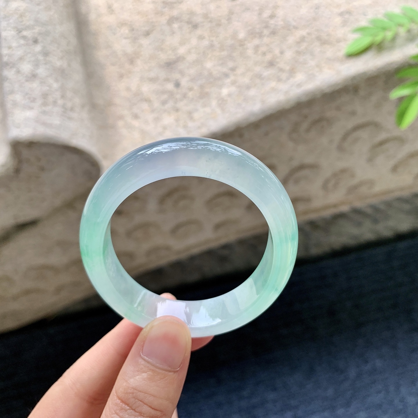 贵妃51 52，圈口52.6/46/12/7.2，编码N2081445，冰飘绿，清透，水润，种老，细腻，有纹线