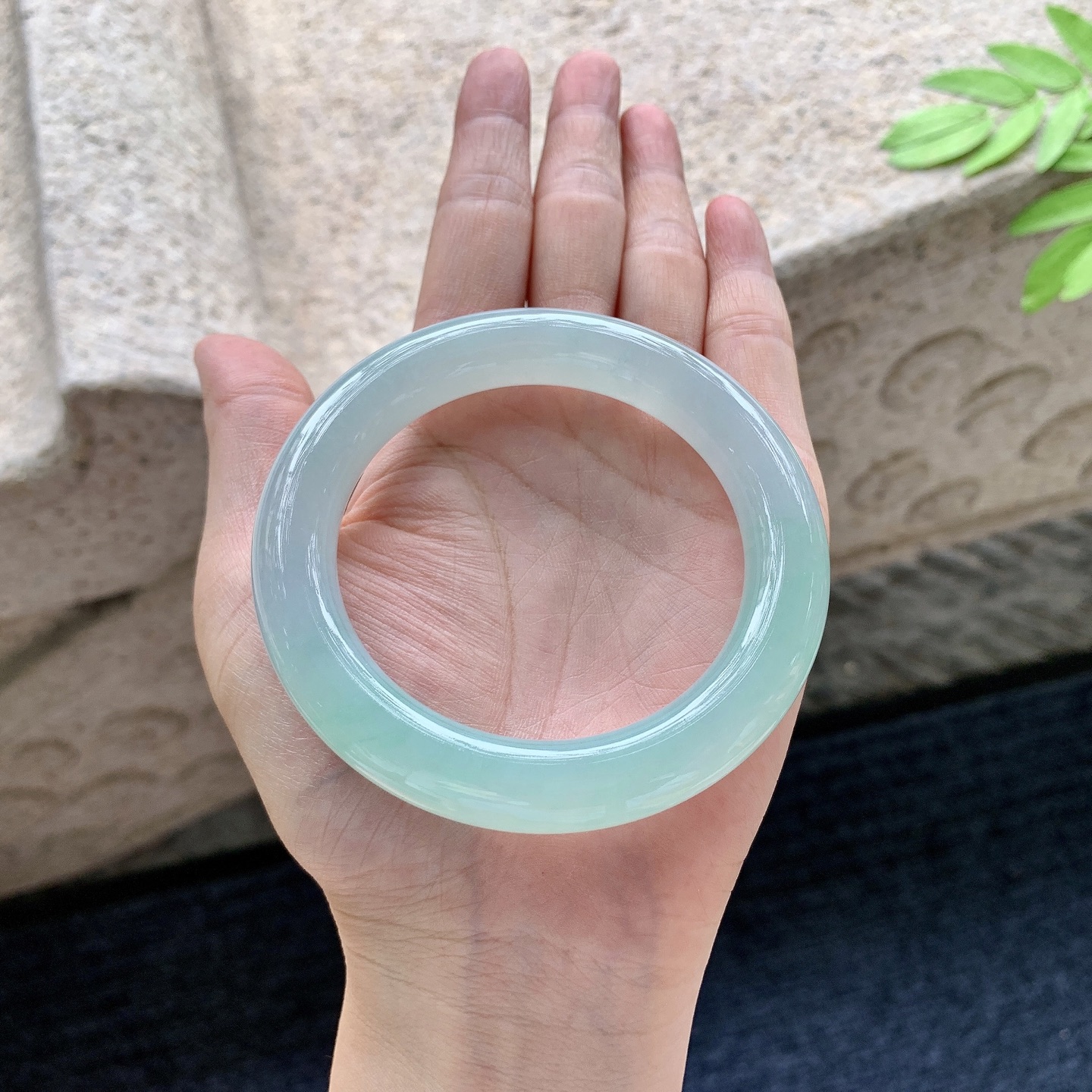 圆条54 55，圈口55.4/10.8/11，编码DW062623，冰糯晴绿，水润，种老，细腻，无裂。