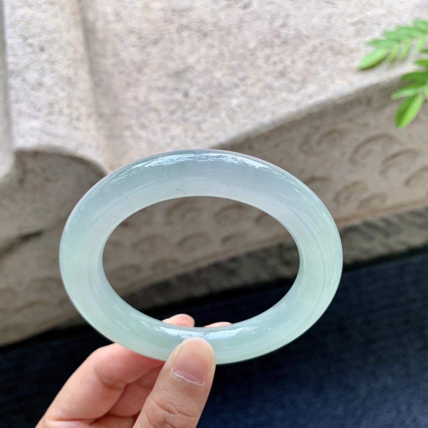 圆条56 57，圈口57.6/11.6/11.6，编码FH081418，冰糯晴底，水润，种老，细腻，无裂。