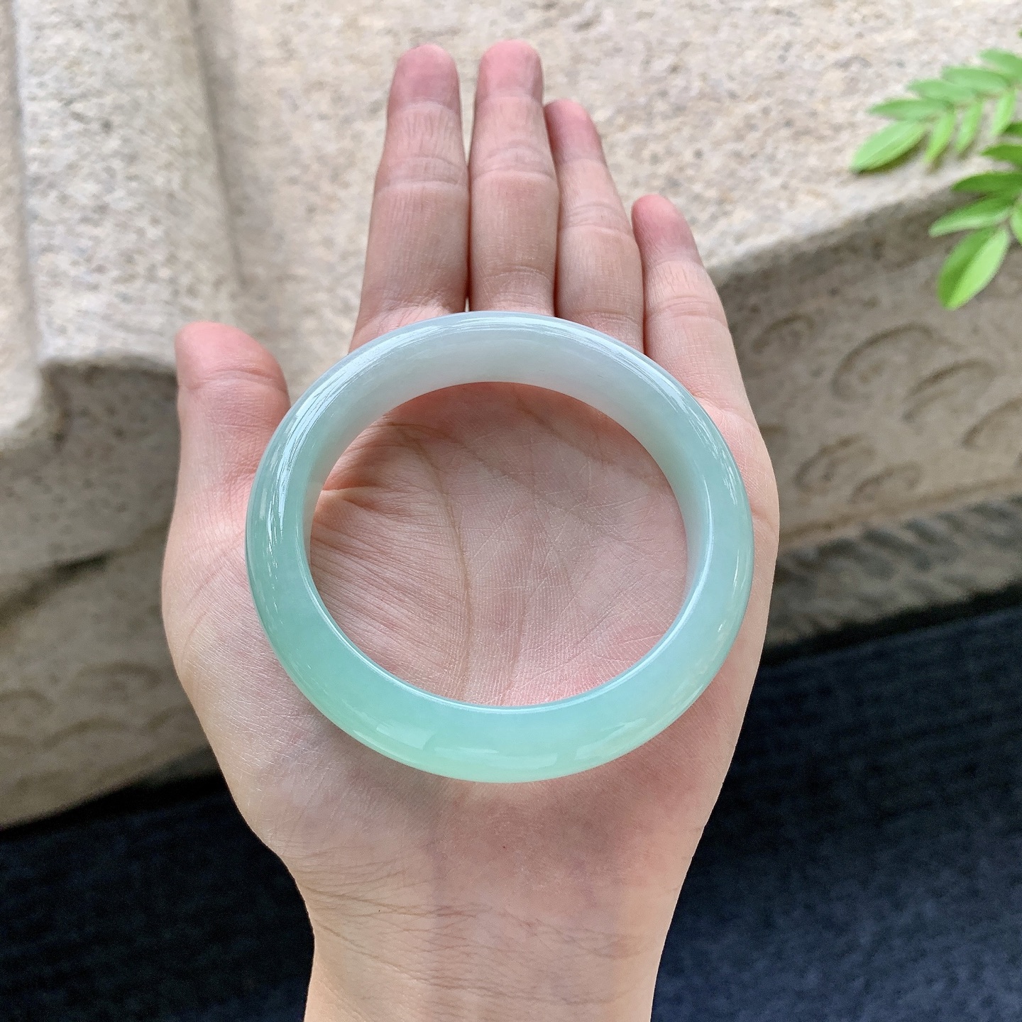 正圈51 52，圈口52.5/12/8，编码AD081401，描述细糯飘绿，水润，种老，细腻，打灯有棉线