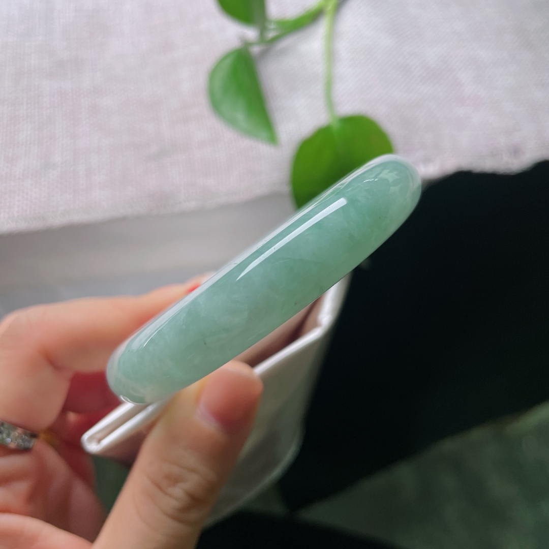 54.4/11.9/8.4，绿底正圈，一点皮纹，光泽温润，器型端庄大方，日常穿搭百搭耐看。ss56706a
