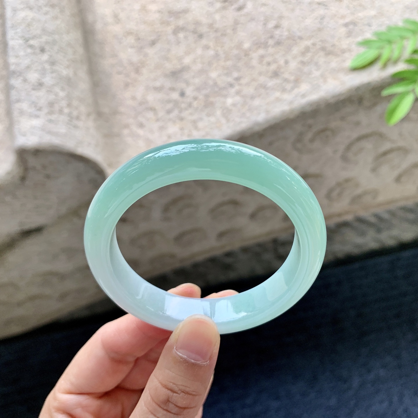 正圈51 52，圈口52.5/12/8，编码AD081401，描述细糯飘绿，水润，种老，细腻，打灯有棉线