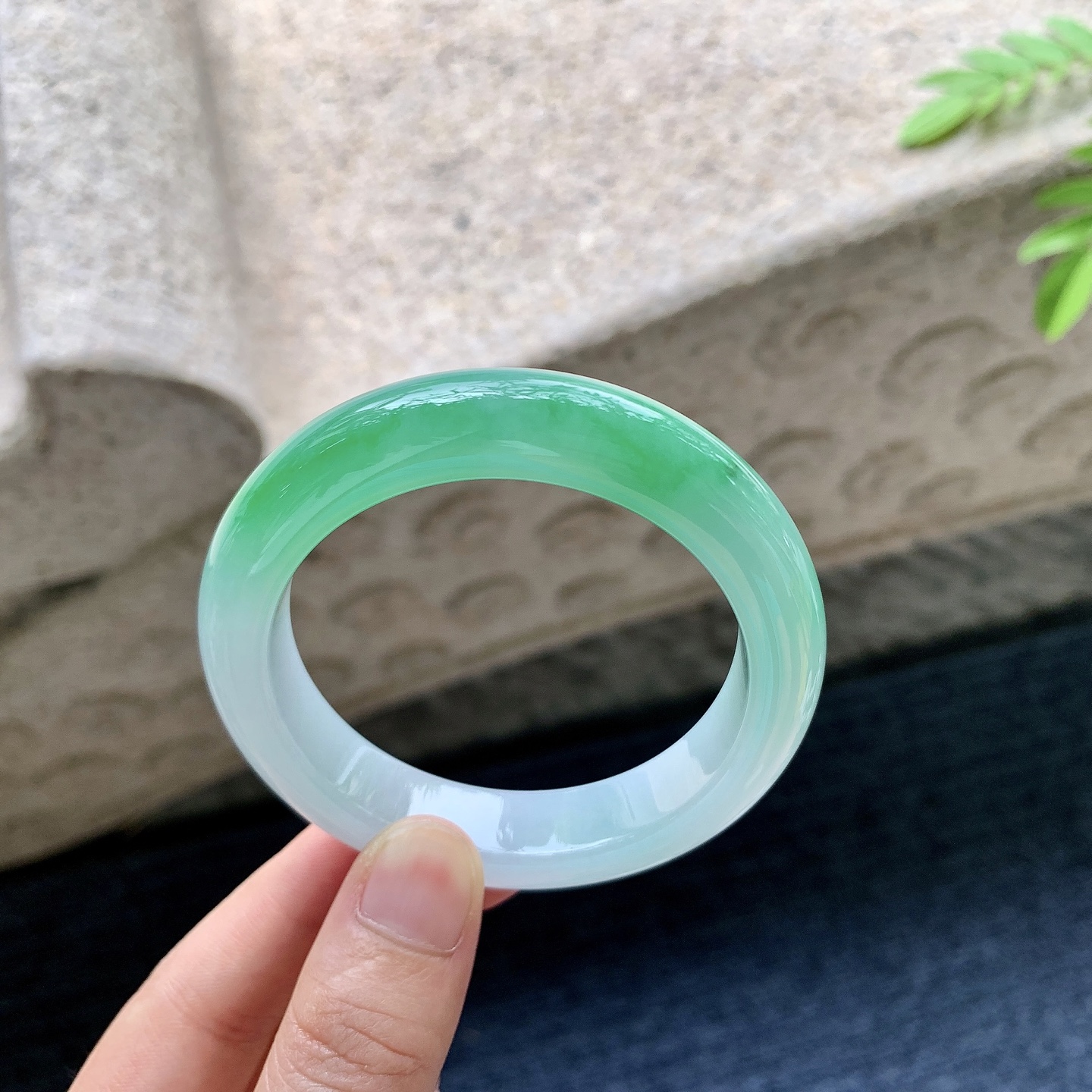 正圈51 52，圈口52/12.4/9，编码G3081404，描述冰糯阳绿，水润，种老，细腻，无裂。