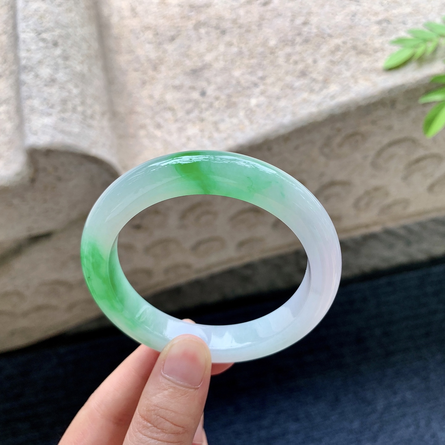 正圈55 56，圈口56/10.8/9，编码YF081432，描述冰糯飘辣绿，水润，种老，细腻，打灯有絮线