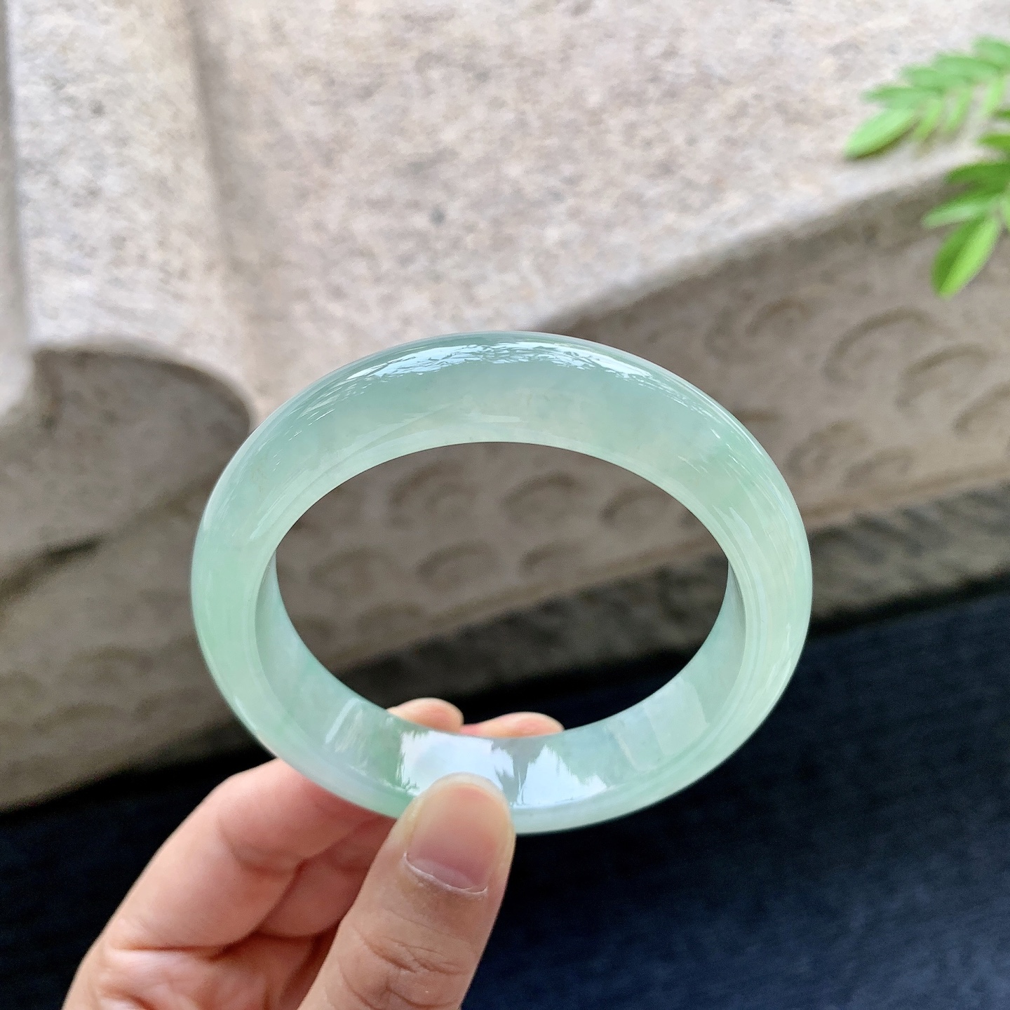 正圈54 55，圈口55/13.6/8.5，编码AD081407，冰糯淡绿，水润，种老，细腻，打灯有棉线