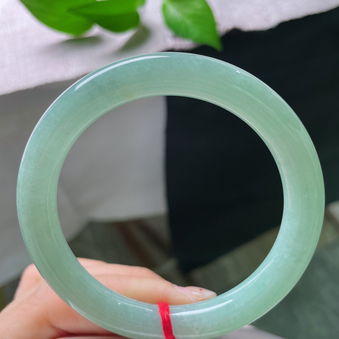绿底圆条，满色匀称，水润，肉质细腻干净，清爽婉约，洒金，无裂，57357a