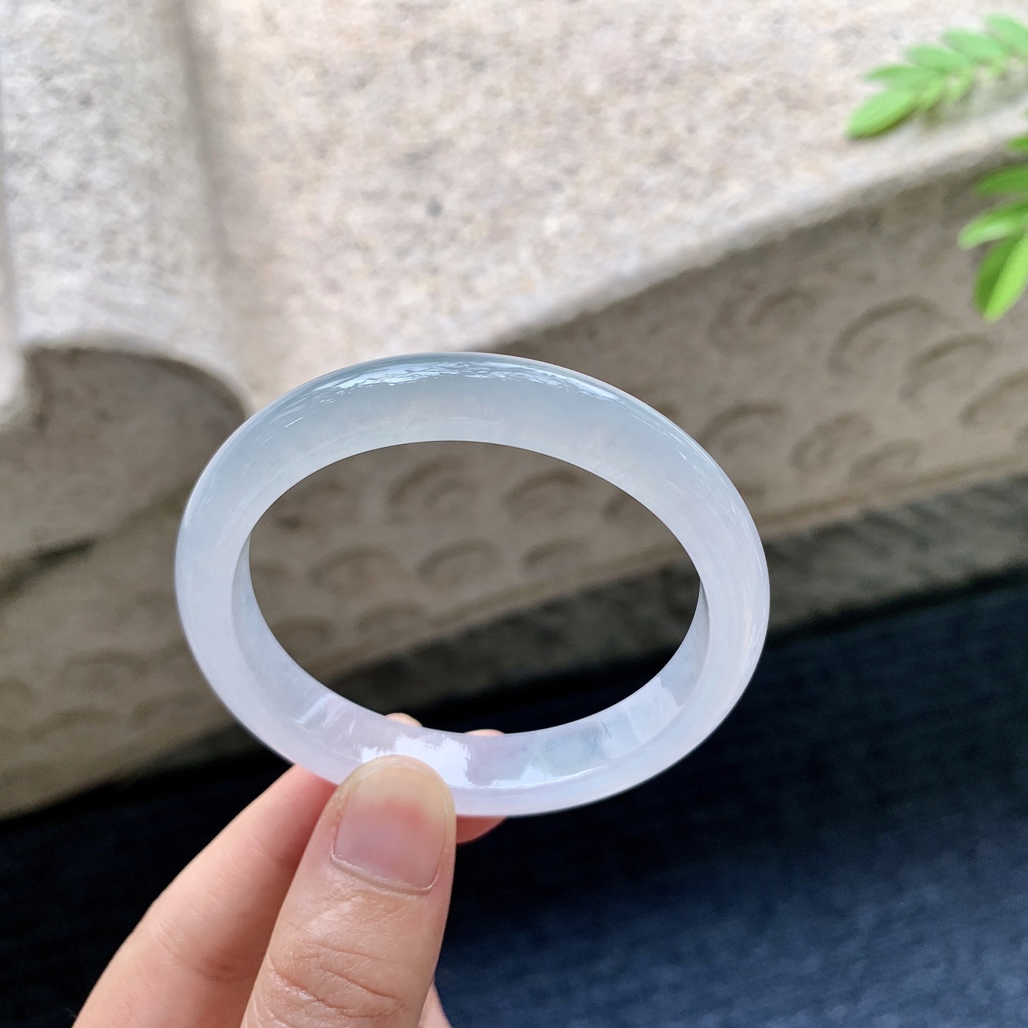 贵妃49 50，圈口52/47.8/10.4/7.4，编码BA081453，糯冰粉紫，水润，种老，细腻，无裂。