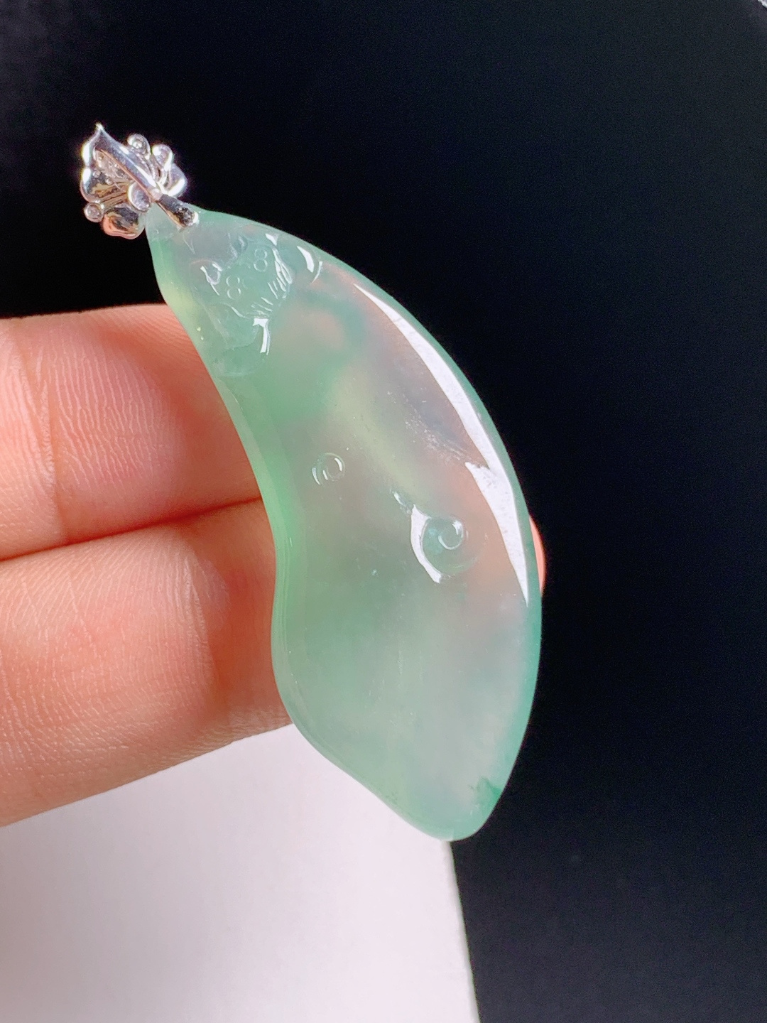 ️ 冰种晴水莲花悟道吊坠，飘翠灵动，弧面柔和，清雅脱俗，裸石42.8-17.3-650.9，080812