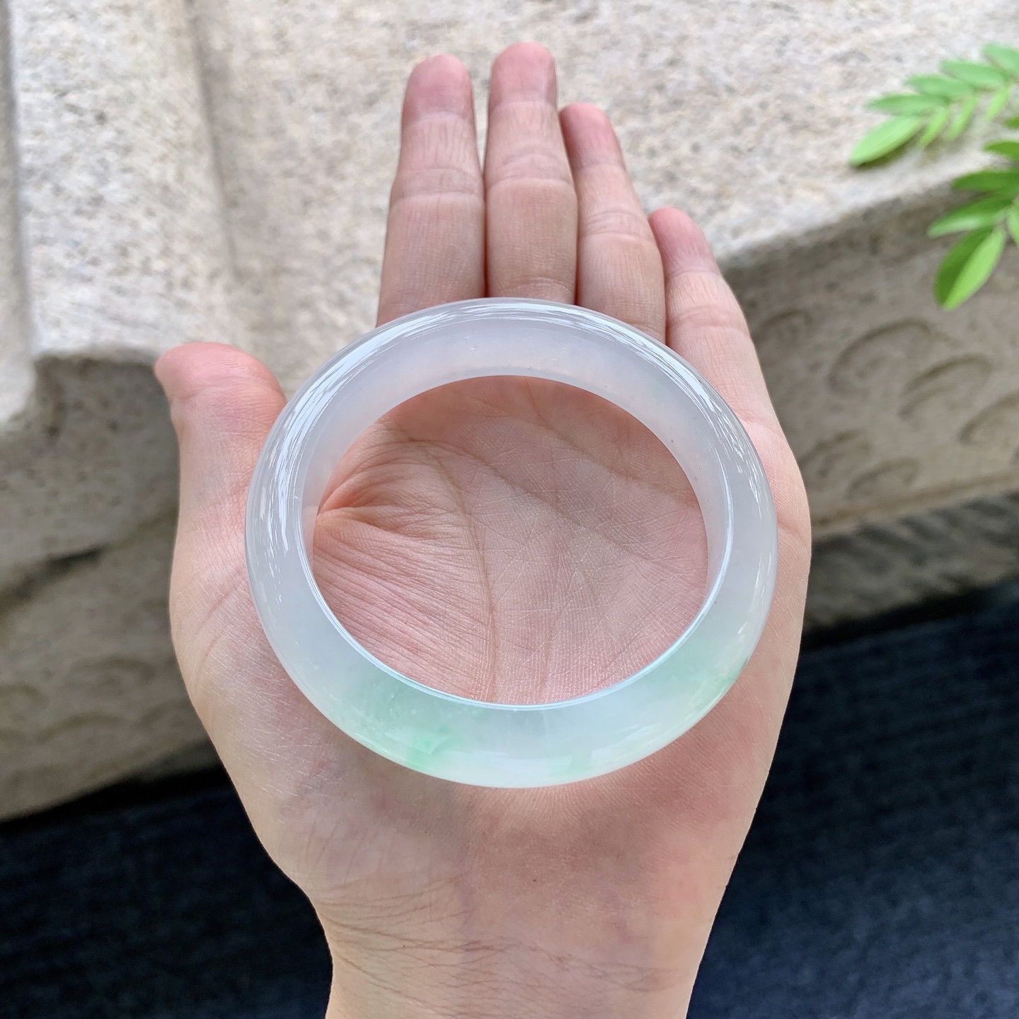 正圈52 53，圈口53.8/12.4/8.1，编码B2081455，描述糯冰飘绿，水润，种老，细腻，打灯有棉线