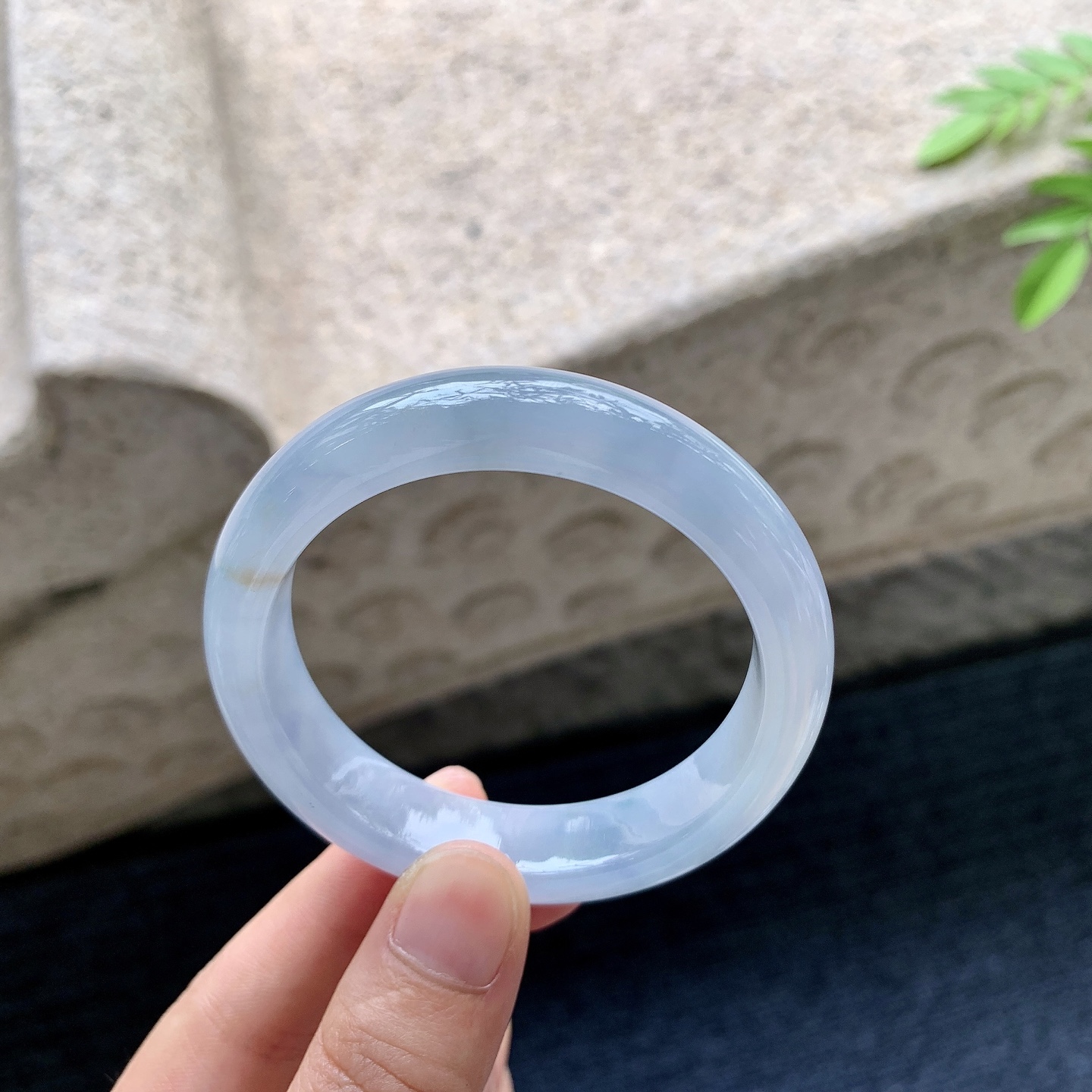 正圈49 50，圈口50.5/12.5/7.7，编码YF081421，描述紫罗兰飘花，水润，种老，细腻，无裂。