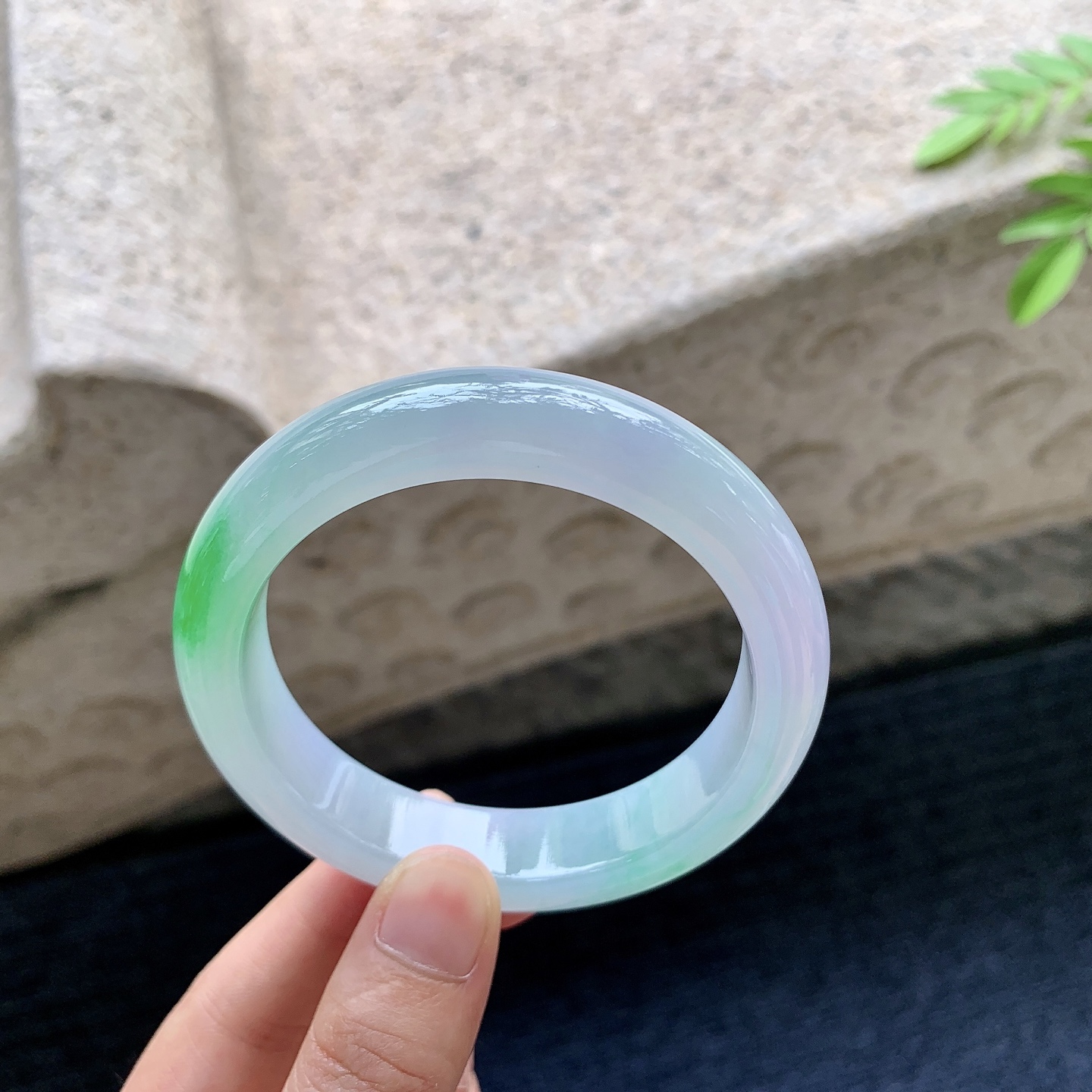 正圈56 57，圈口57.2/13.4/8.8，编码H2081438，描述冰糯春彩，飘阳绿，水润，种老，细腻，无裂。
