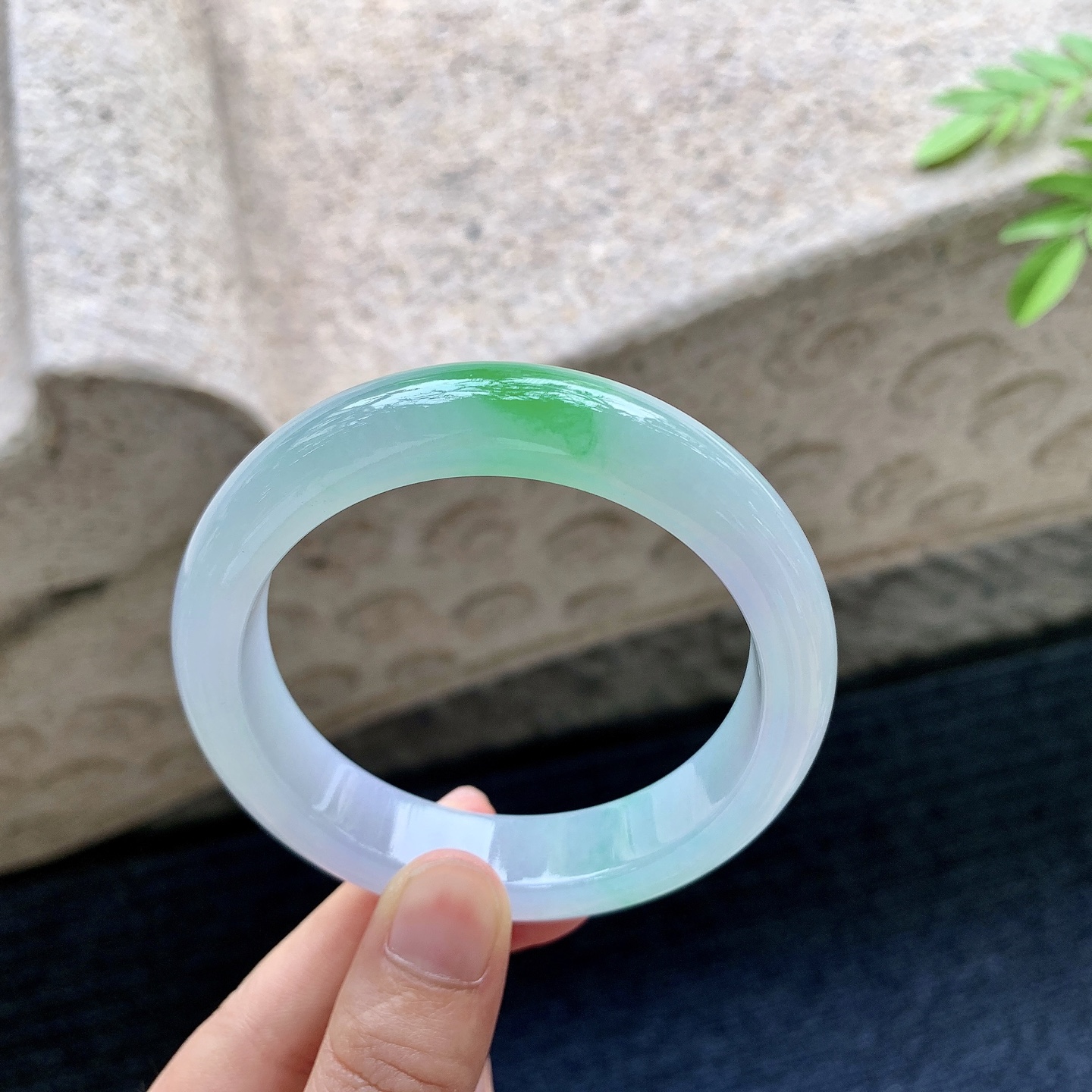 正圈56 57，圈口57.2/13.4/8.8，编码H2081438，描述冰糯春彩，飘阳绿，水润，种老，细腻，无裂。