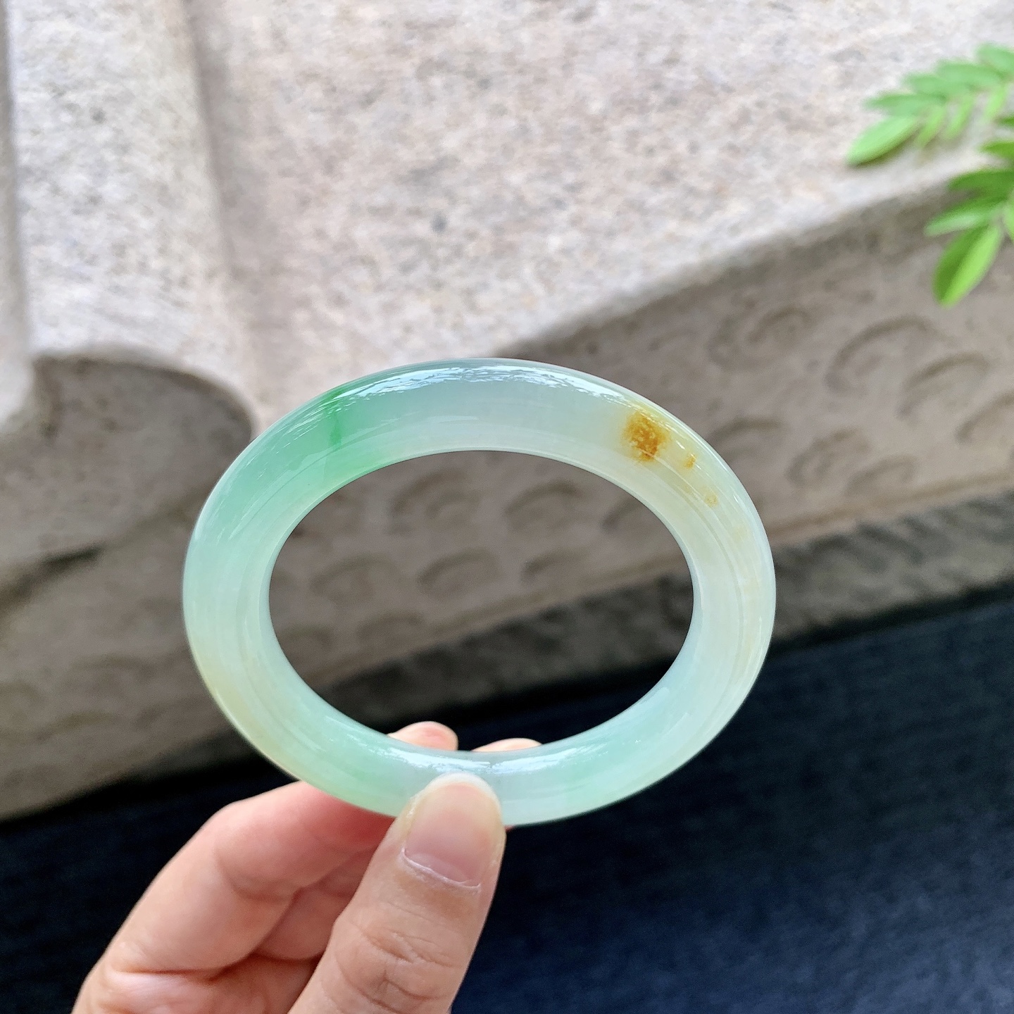 圆条51 52，圈口52.2/9.6/9.5，编码B2081440，冰糯黄加绿，水润，种老，细腻，有棉纹。